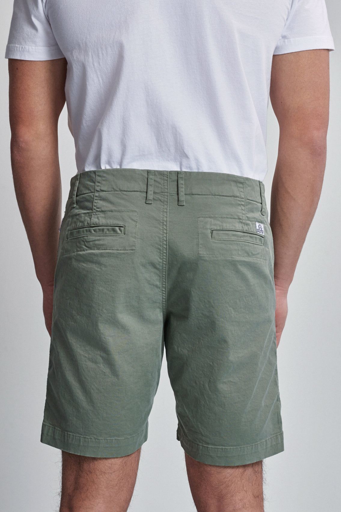 bermuda de moda amarras stay de hombre en color verde khaki con patrón clásico