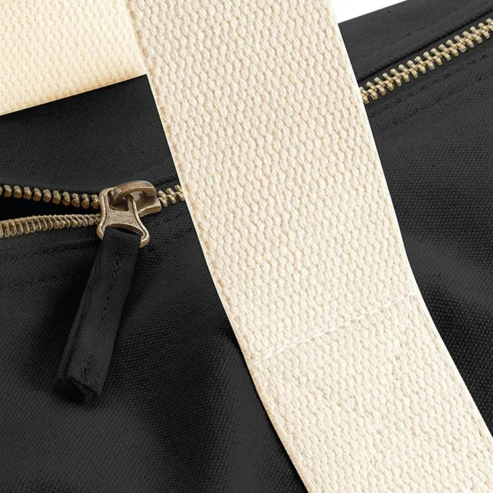 Detalle de las asas en color crudo y cierre de cremallera de la bolsa náutica Amarras de calidad suprema.