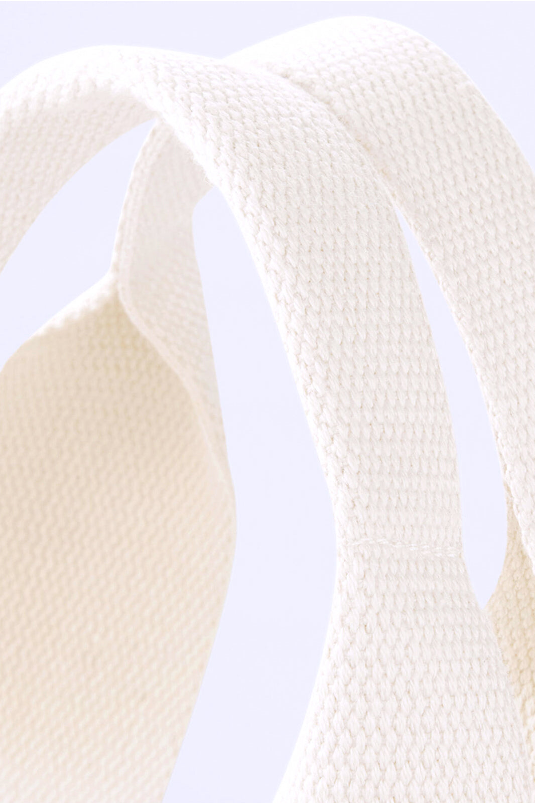 Bolsa tipo duffle de lona azul marino con asas de algodón crudo y logotipo clásico de Amarras, detalle asa.