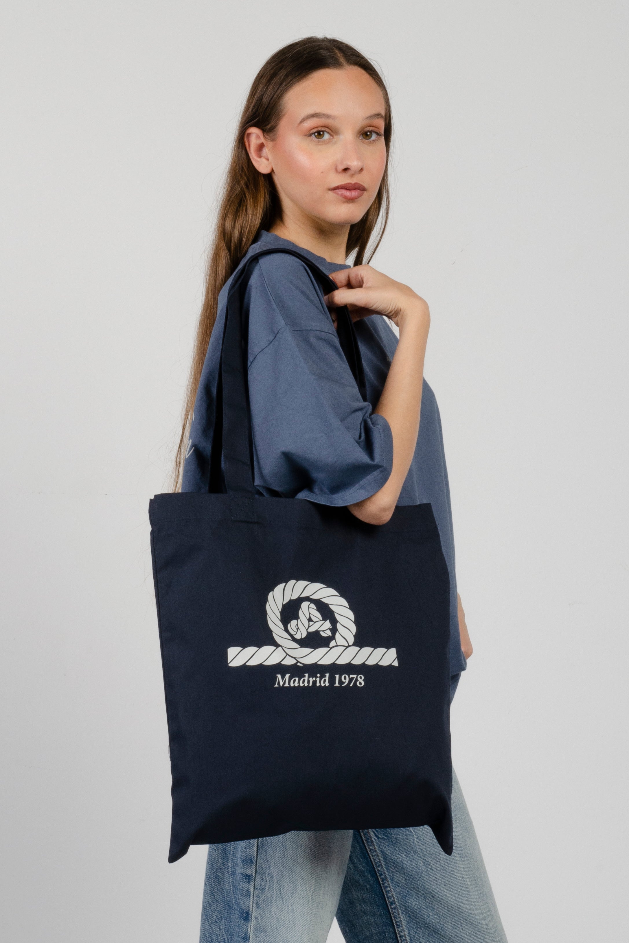 bolsa tote amarras gran formato en color azul marino unisex con bandera