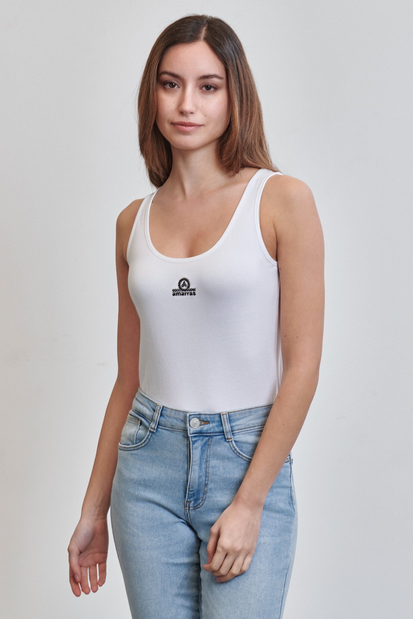 camiseta amarras maui de mujer de tirantes en color blanco con logo bordado en el pecho en negro