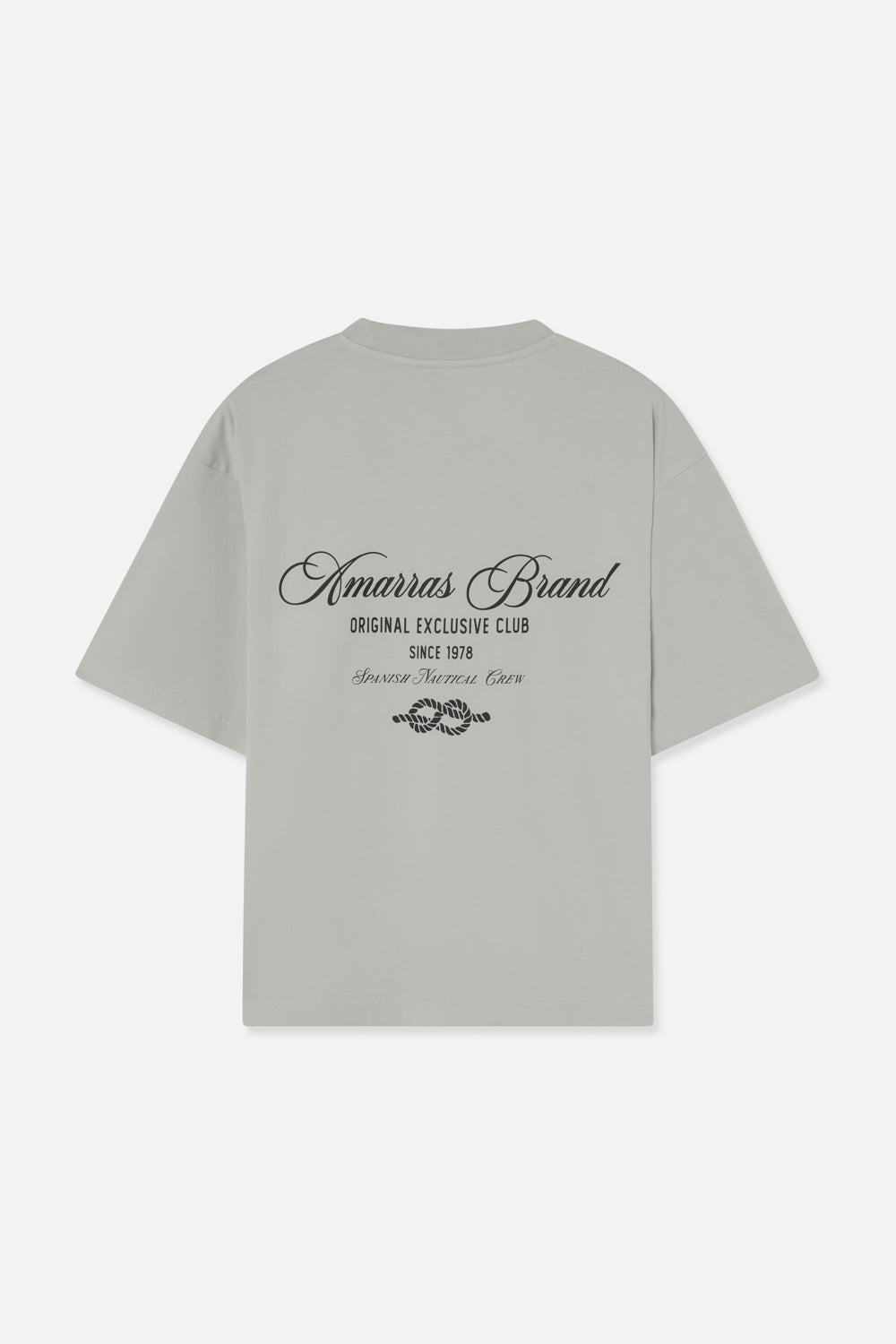 Diseño trasero de la camiseta urbana Amarras Fulton con gráfico de Amarras Brand sobre fondo gris claro