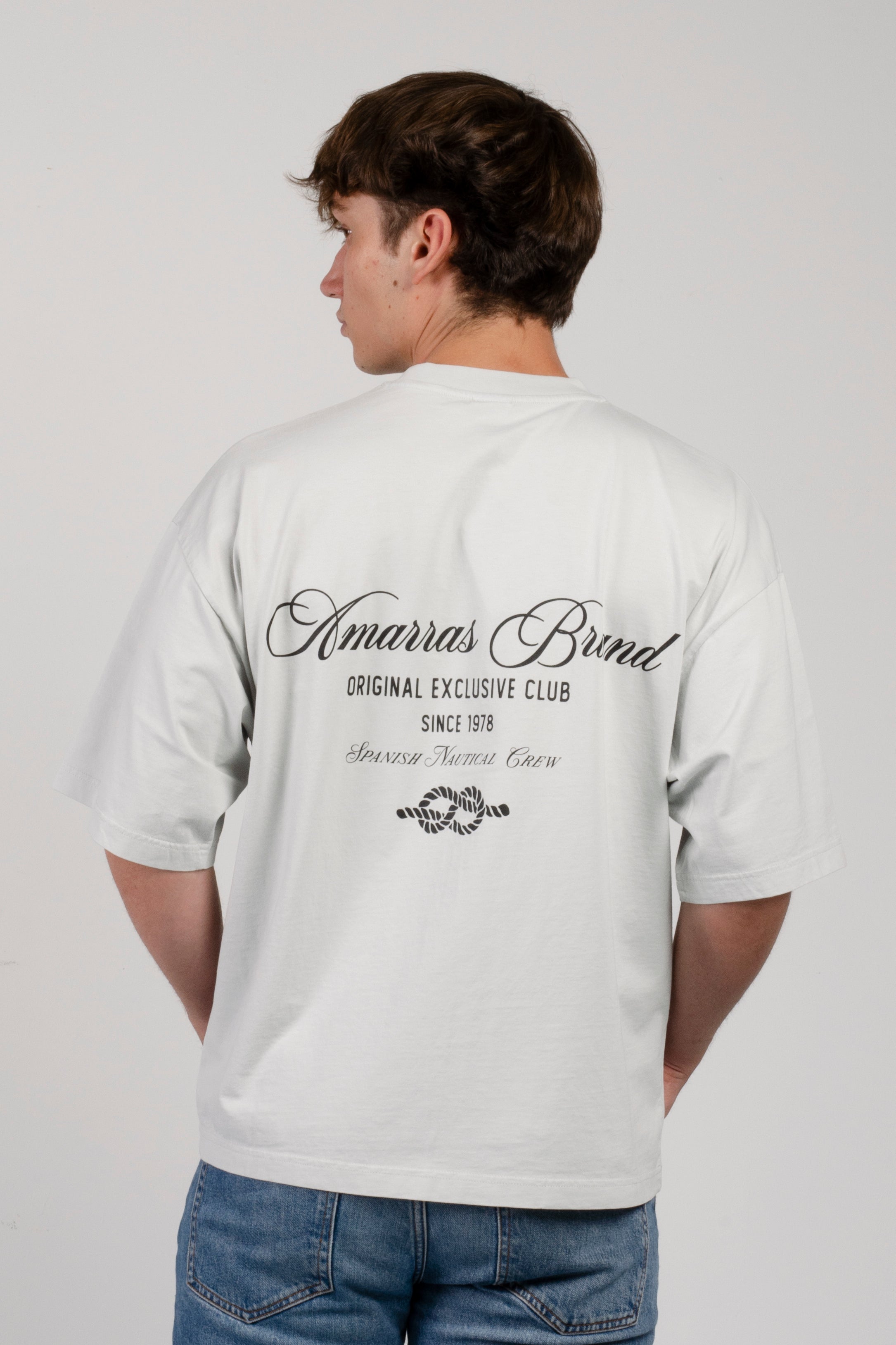 camiseta amarras staten de manga corta hombre en color gris claro y serigrafia en pecho y espalda con corte boxy e inspiración náutica