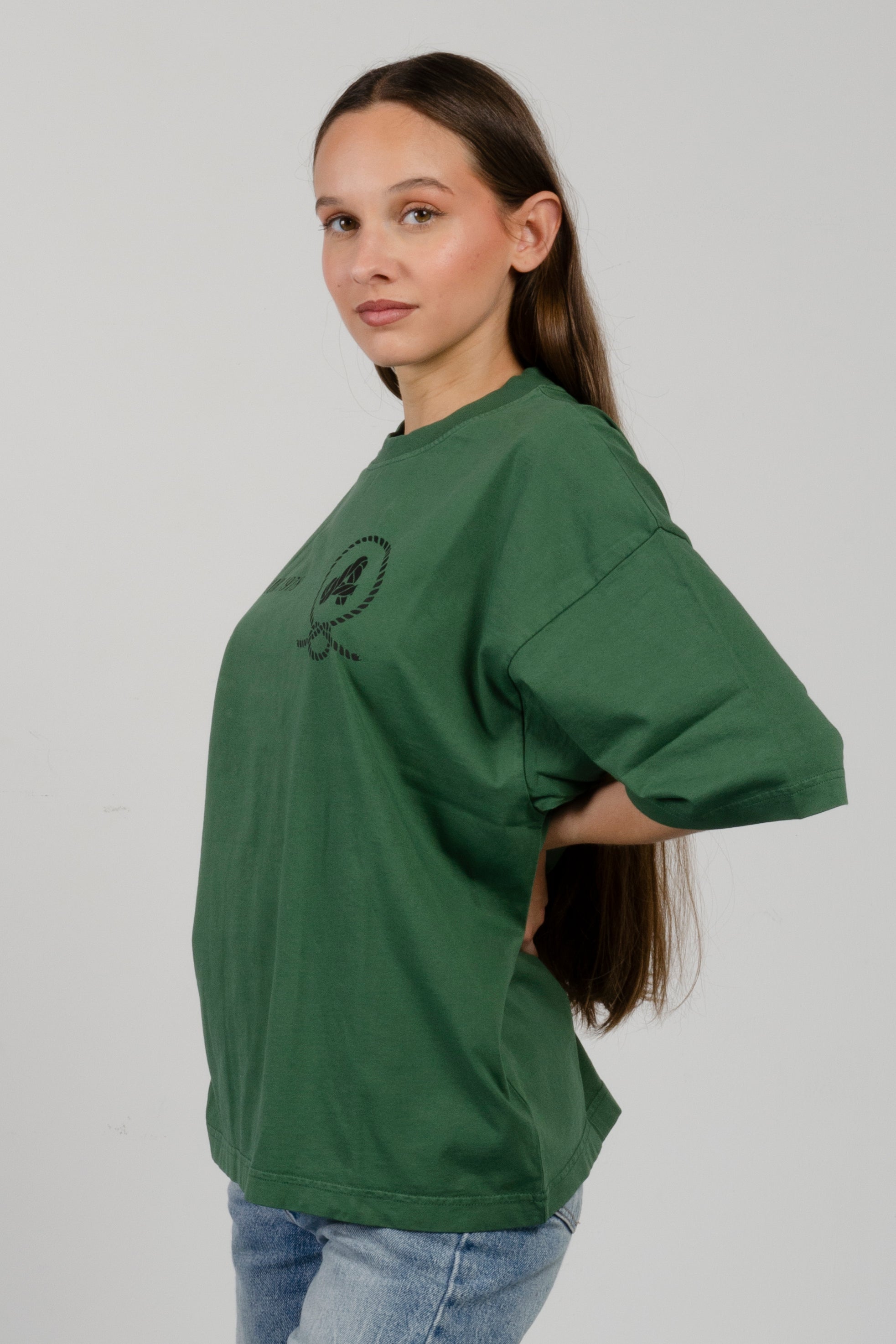 Camiseta Amarras Wavertree unisex corte boxy fit color verde selva con logos en el pecho