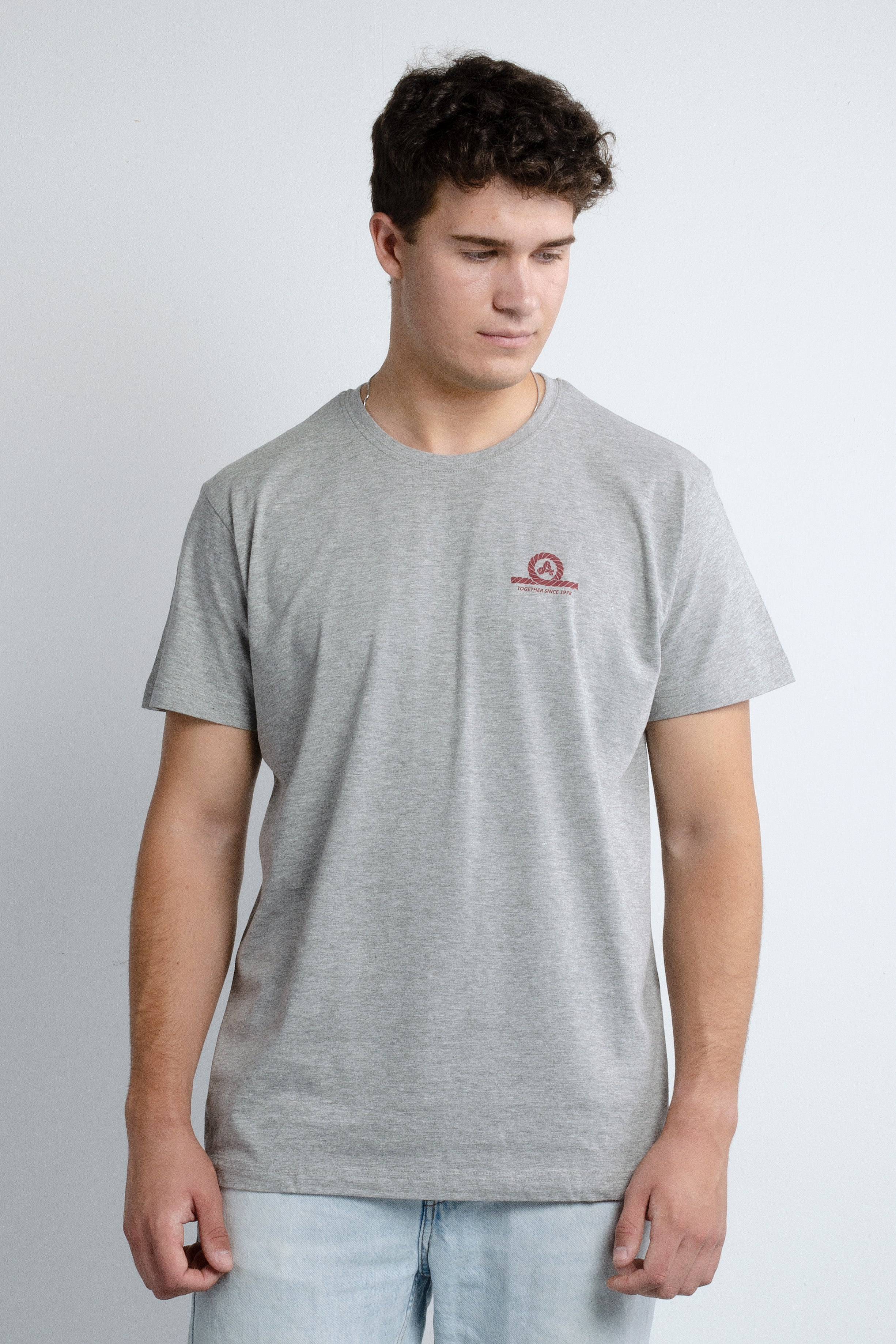 camiseta hombre amarras color gris jaspeado con estampado en granate