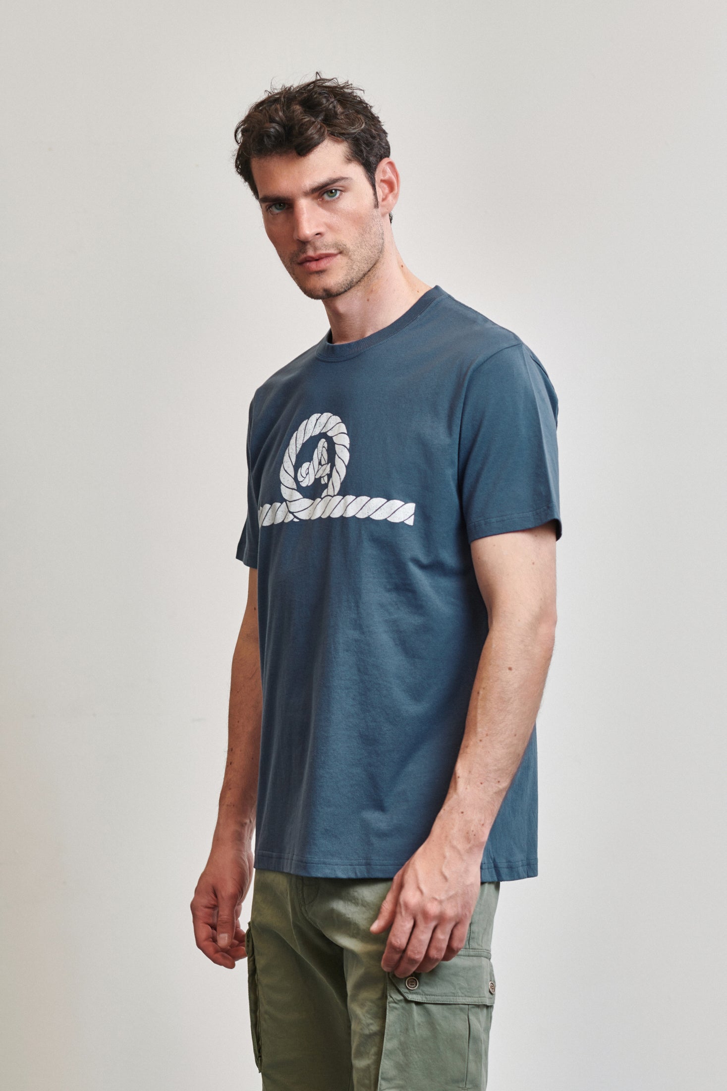 Camiseta náutica amarras windward, con corte unisex, en color azul marino y logotipo en blanco. Modelo con camiseta.