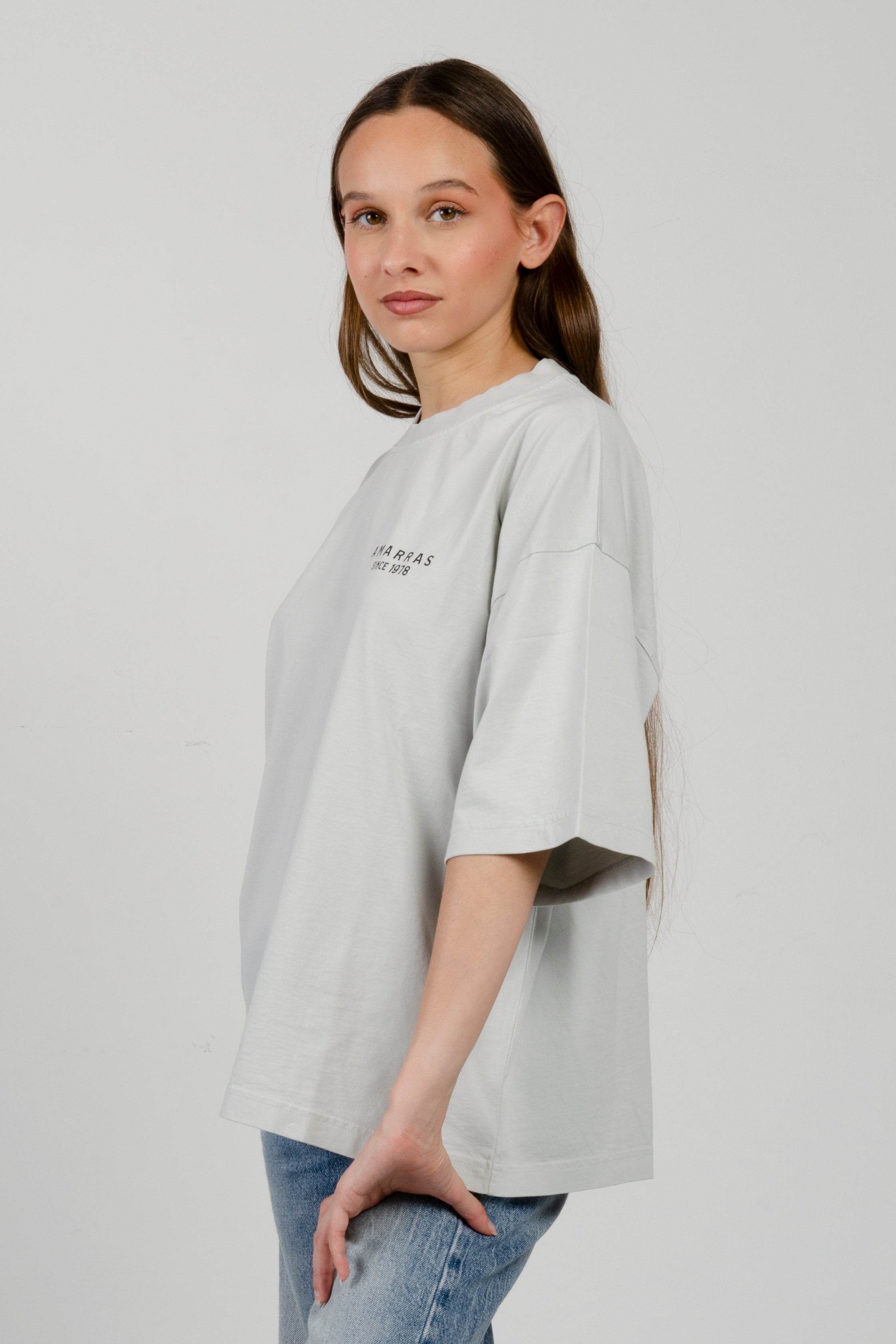 Camiseta Amarras Staten unisex corte boxy fit color gris con logotipo minimalista en el pecho.