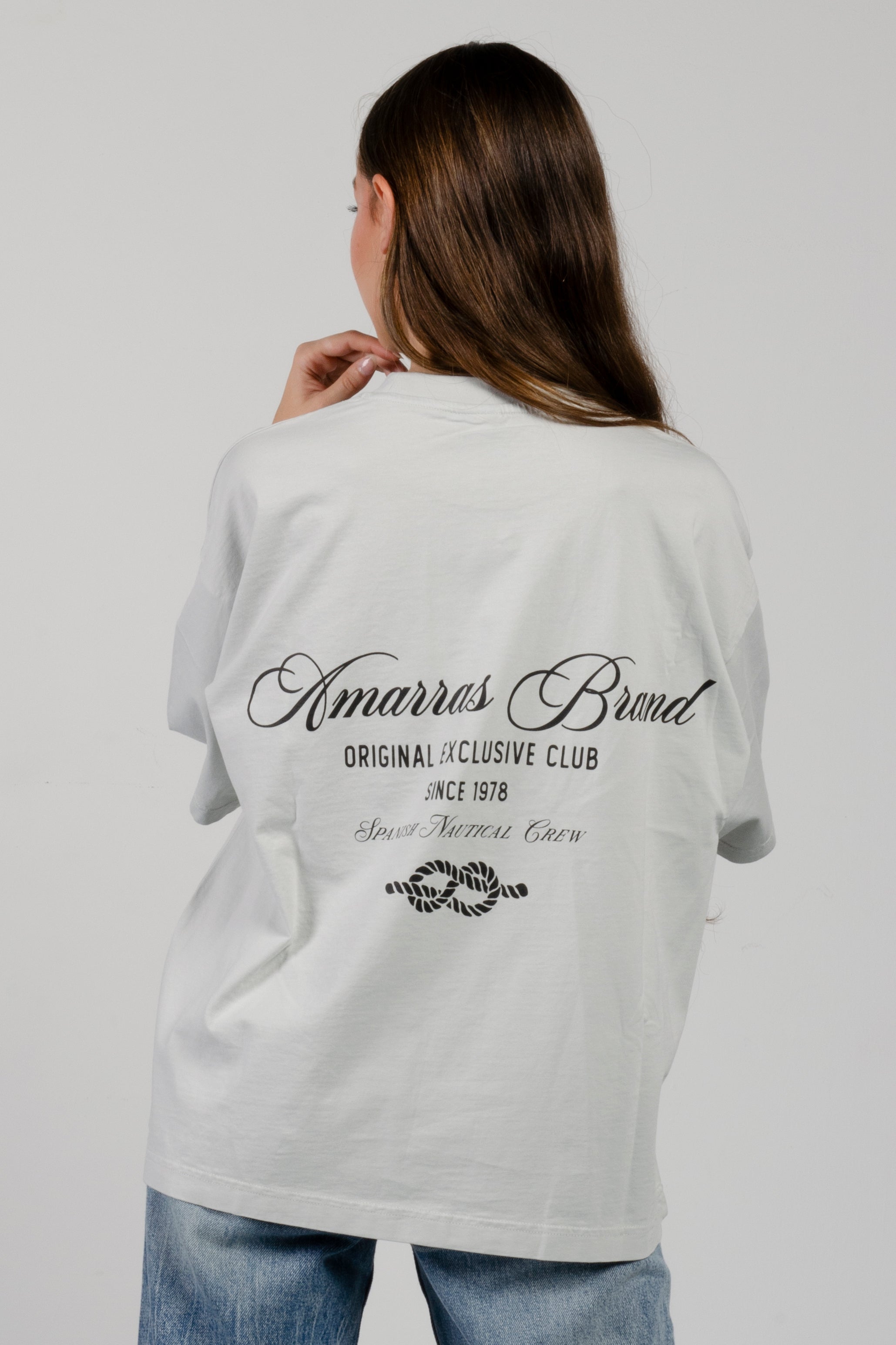 Detalle del algodón de alto gramaje y cuello redondo de la camiseta boxy Amarras Staten, estilo streetwear juvenil