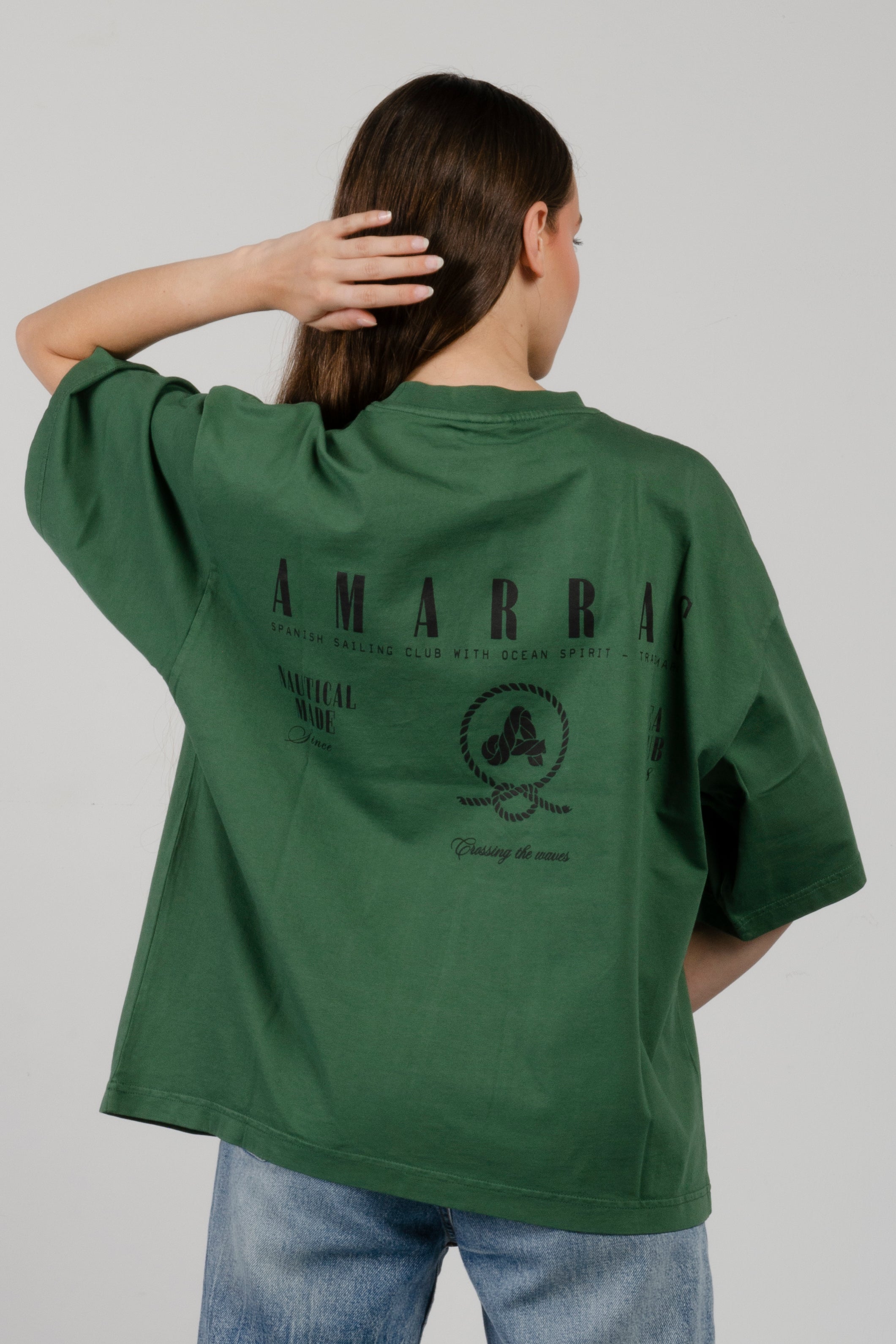 Detalle del algodón de alto gramaje y cuello redondo de la camiseta boxy Amarras Wavertree, estilo streetwear juvenil