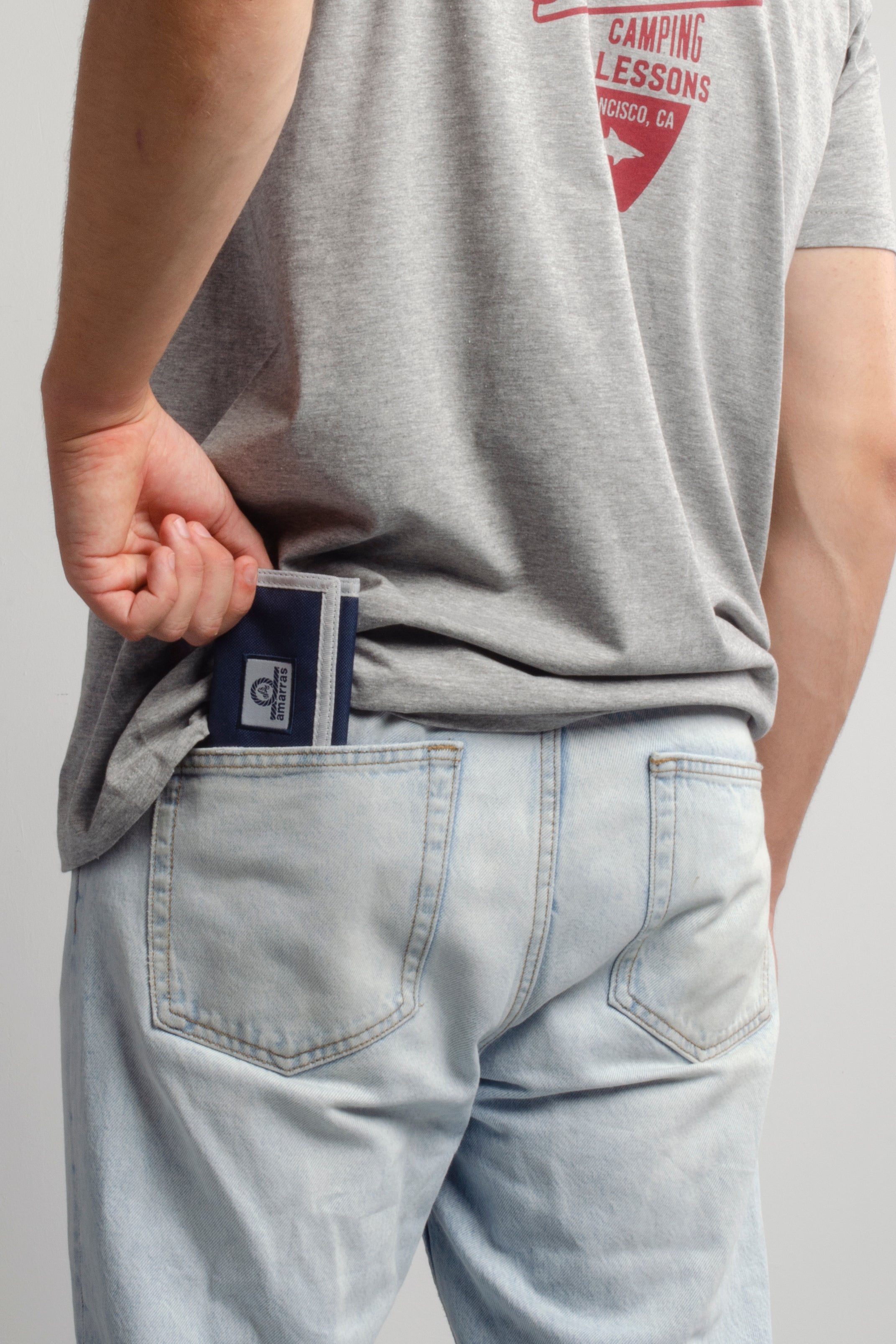 cartera de velcro amarras hermit en color azul marino con detalles en crudo