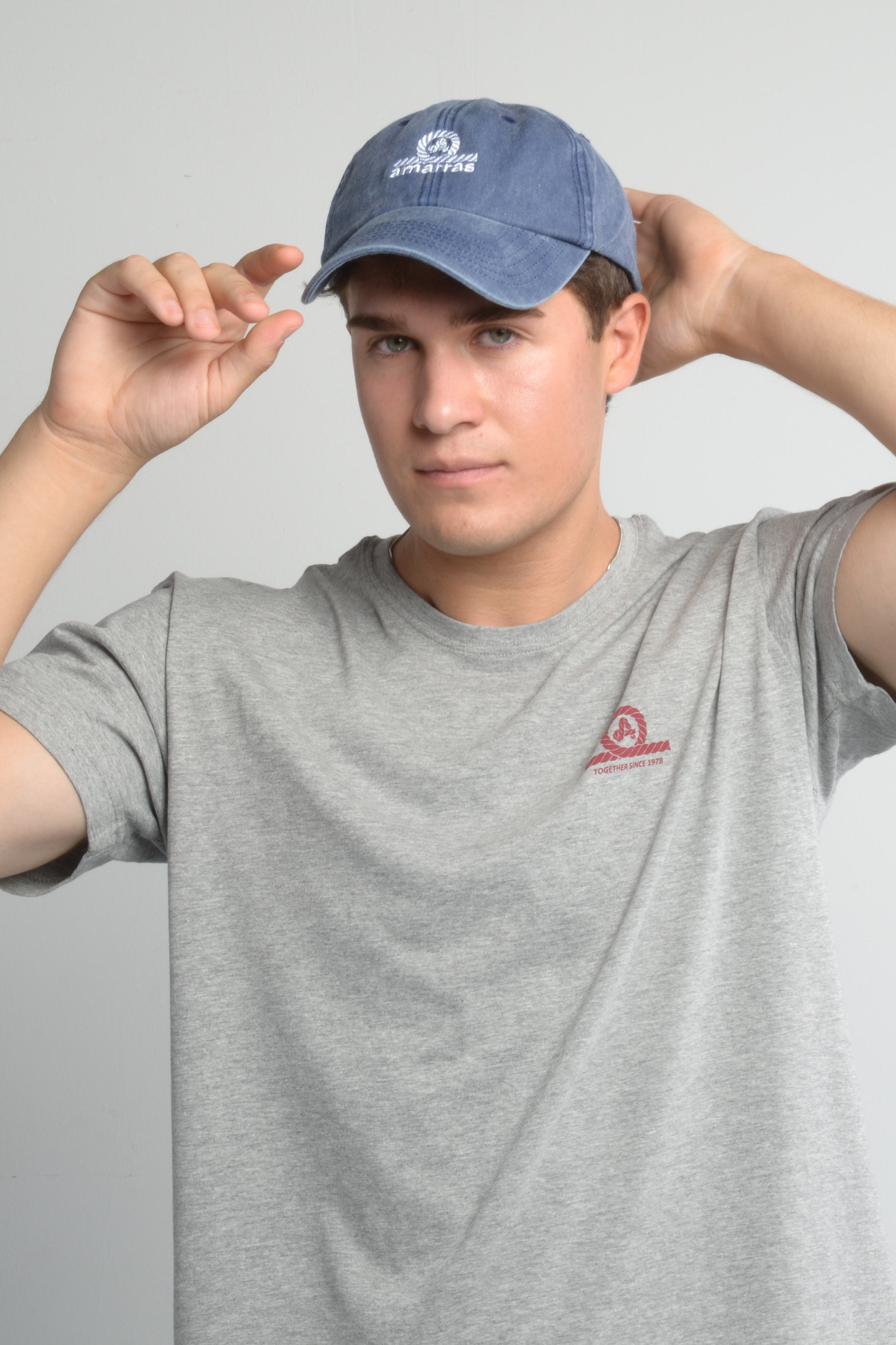 gorra de moda amarras compass unisex en color azul marino y log bordado en blanco en frontal