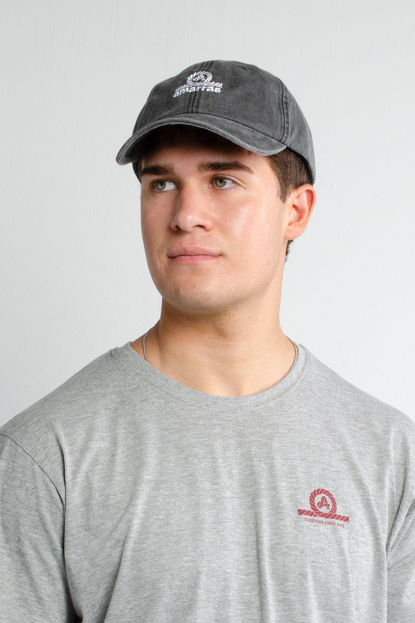 gorra de moda amarras compass en color gris con logotipo bordado en frontal en blanco