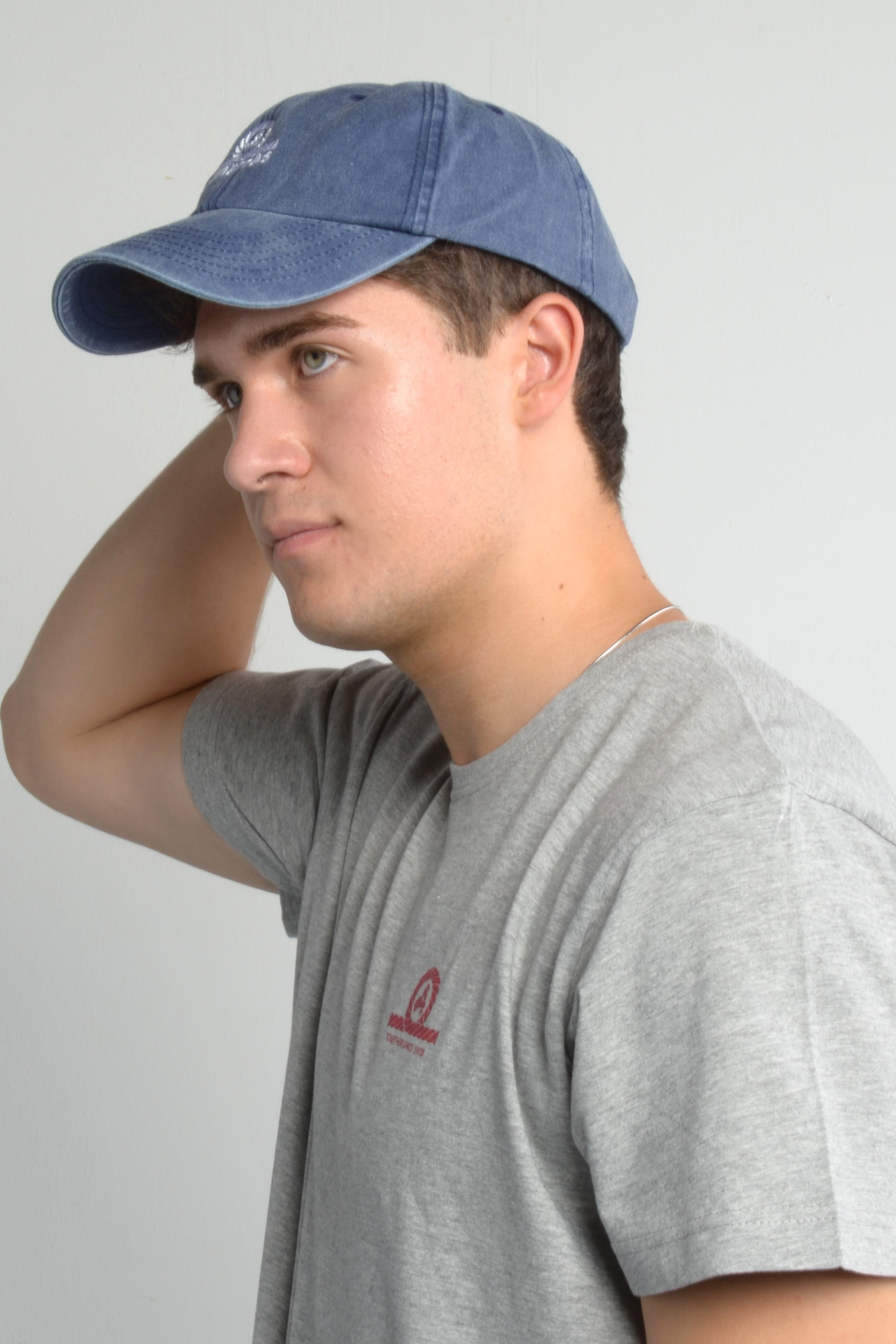 gorra azul marino amarras con logo bordado