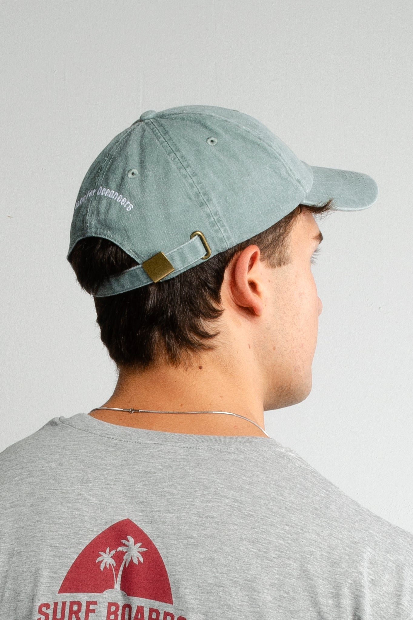 gorra verde amarras con logo bordado en blanco