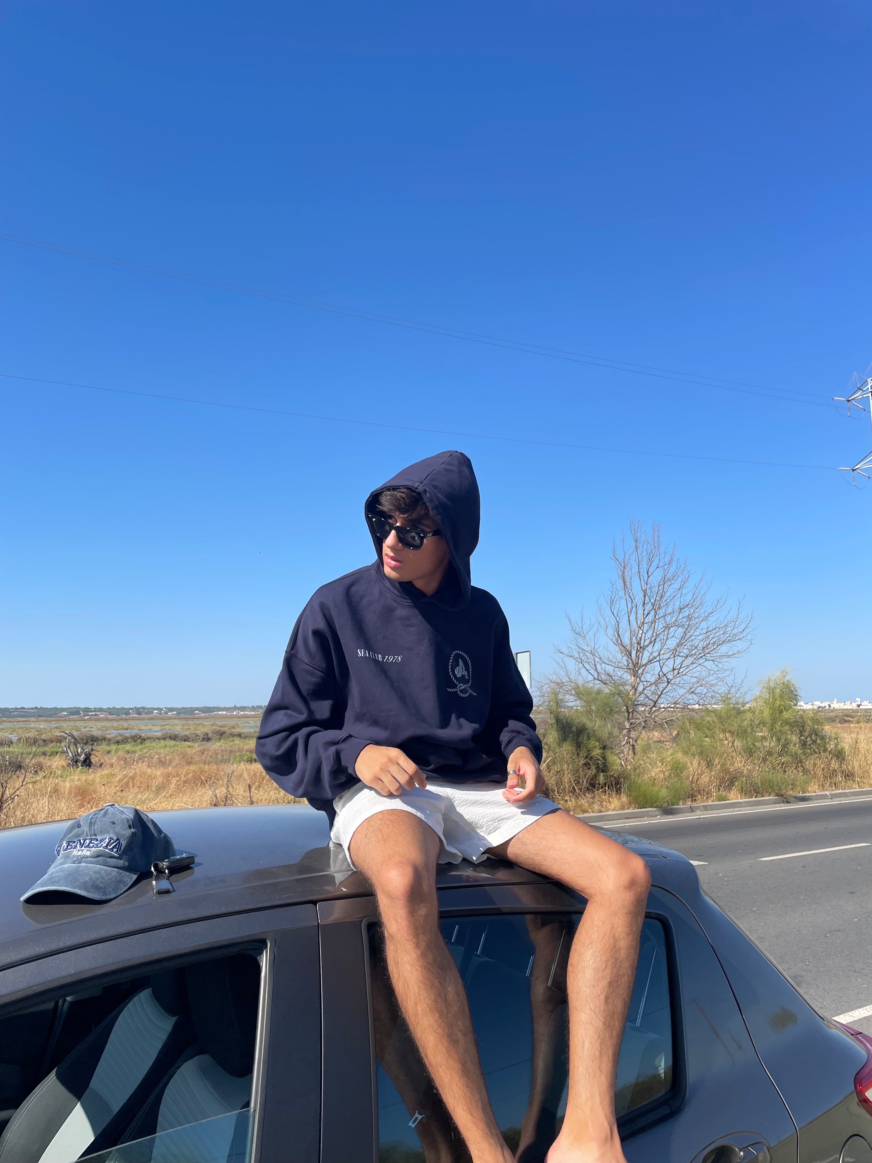 hoodie amarras unisex en color azul marino con estampado náutico en pecho y espalda