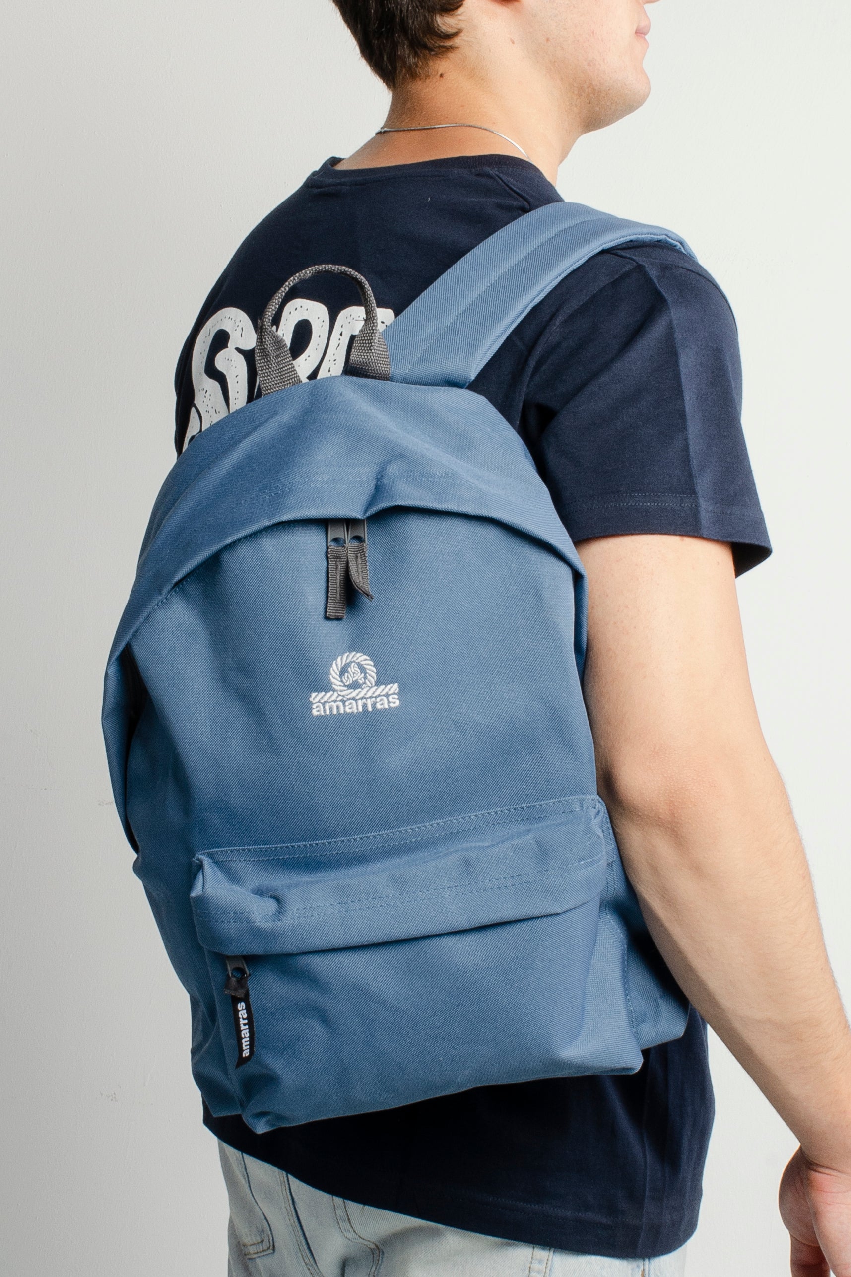 mochila amarras estilo escolar en color azul con logo bordado en el frente