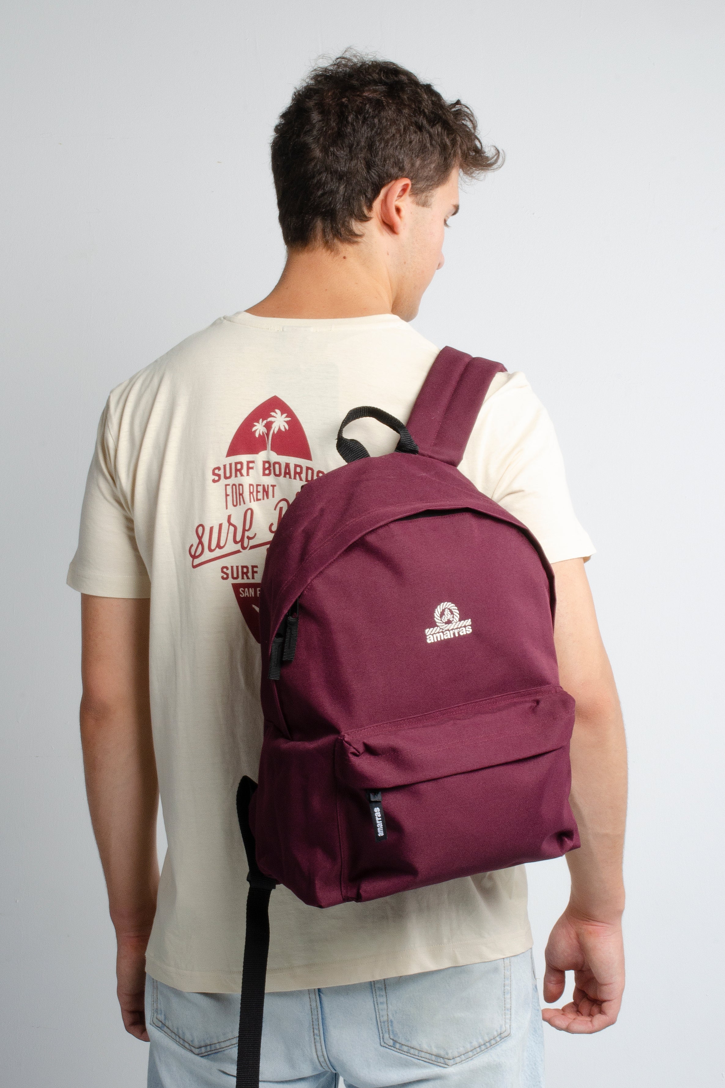 mochila amarras estilo escolar en color granate con logo bordado en el frente