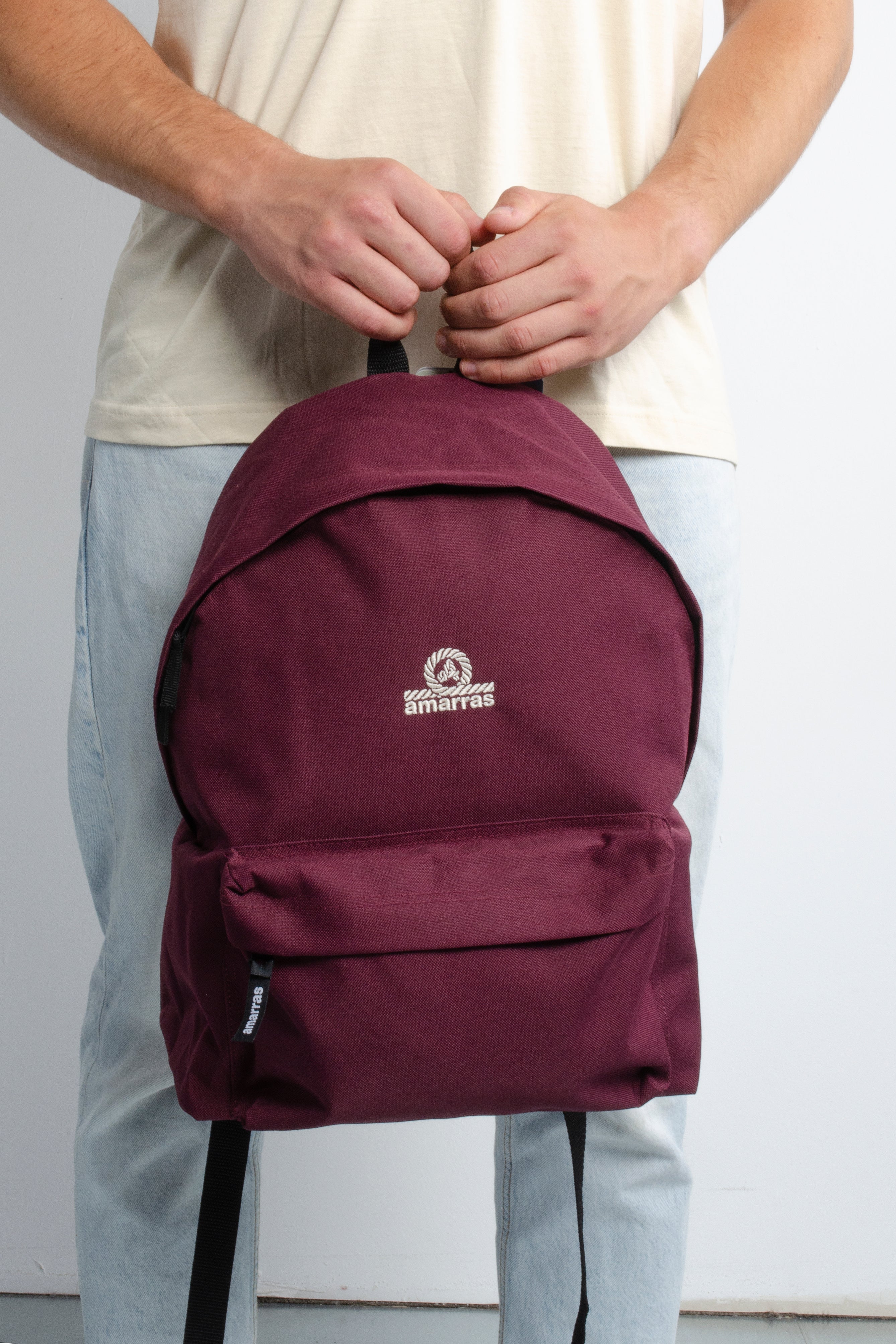 mochila amarras estilo escolar en color granate con logo bordado en el frente