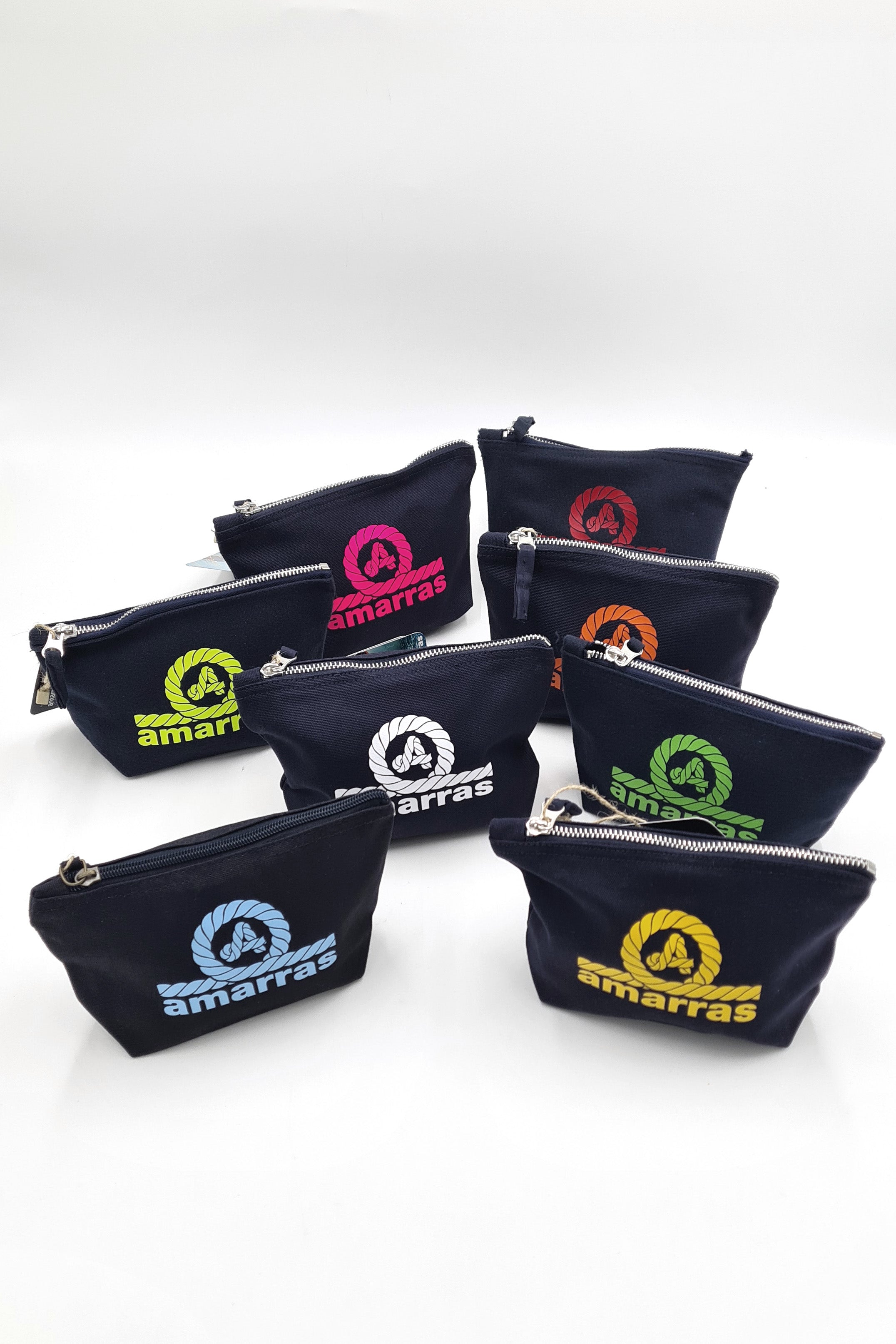 neceseres amarras pequeños con logos de colores
