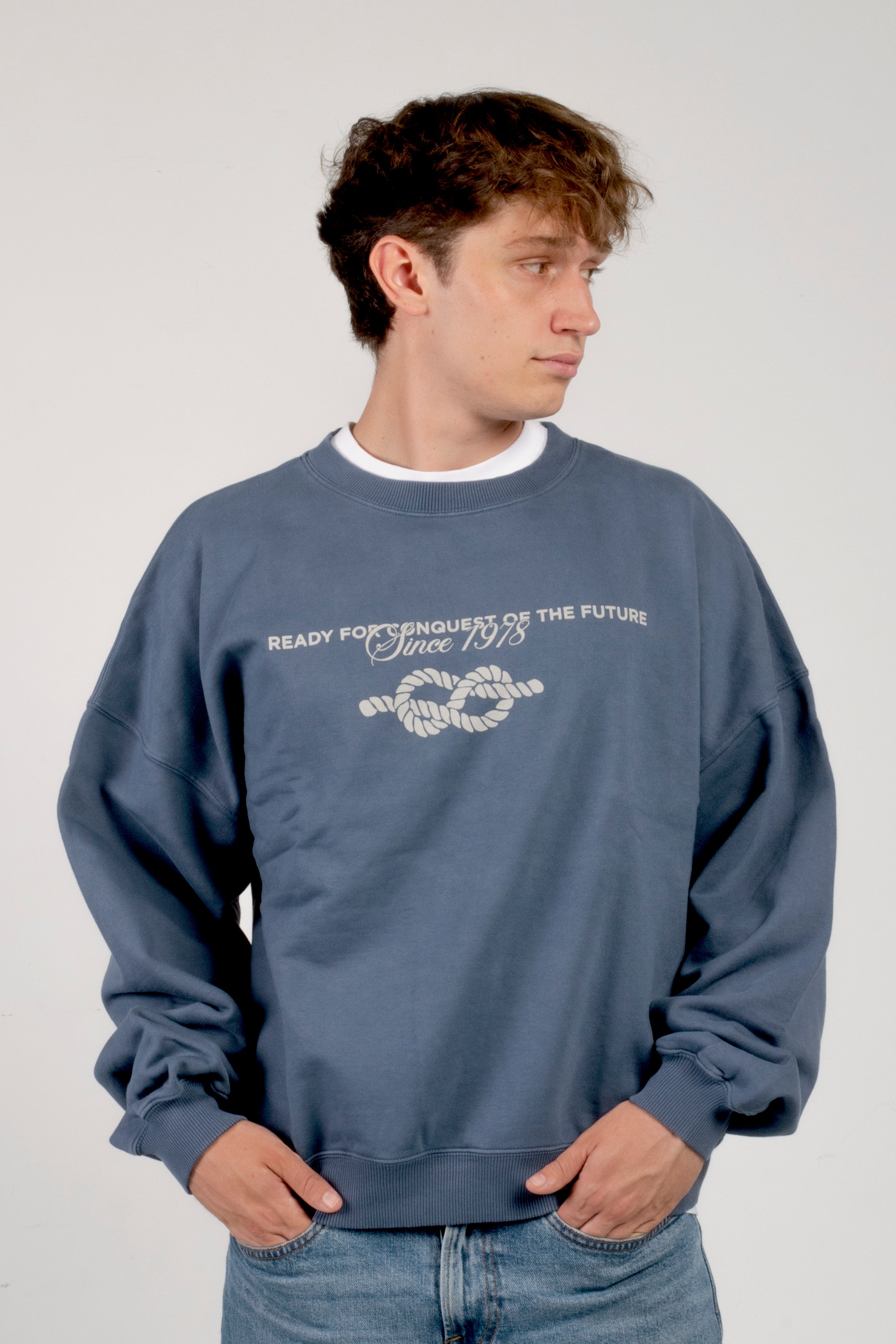 sudadera amarras arrecife de hombre en color azul arino y serigrafia en pecho y espalda y corte boxy