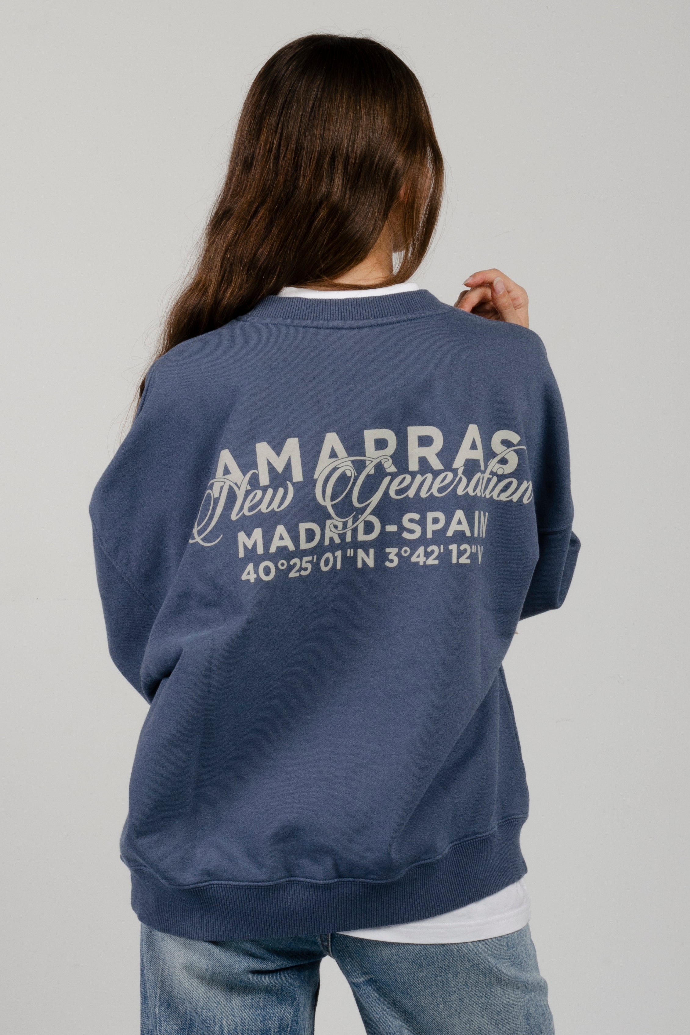 sudadera arrecife amarras con corte boxy en color azul marino trasera