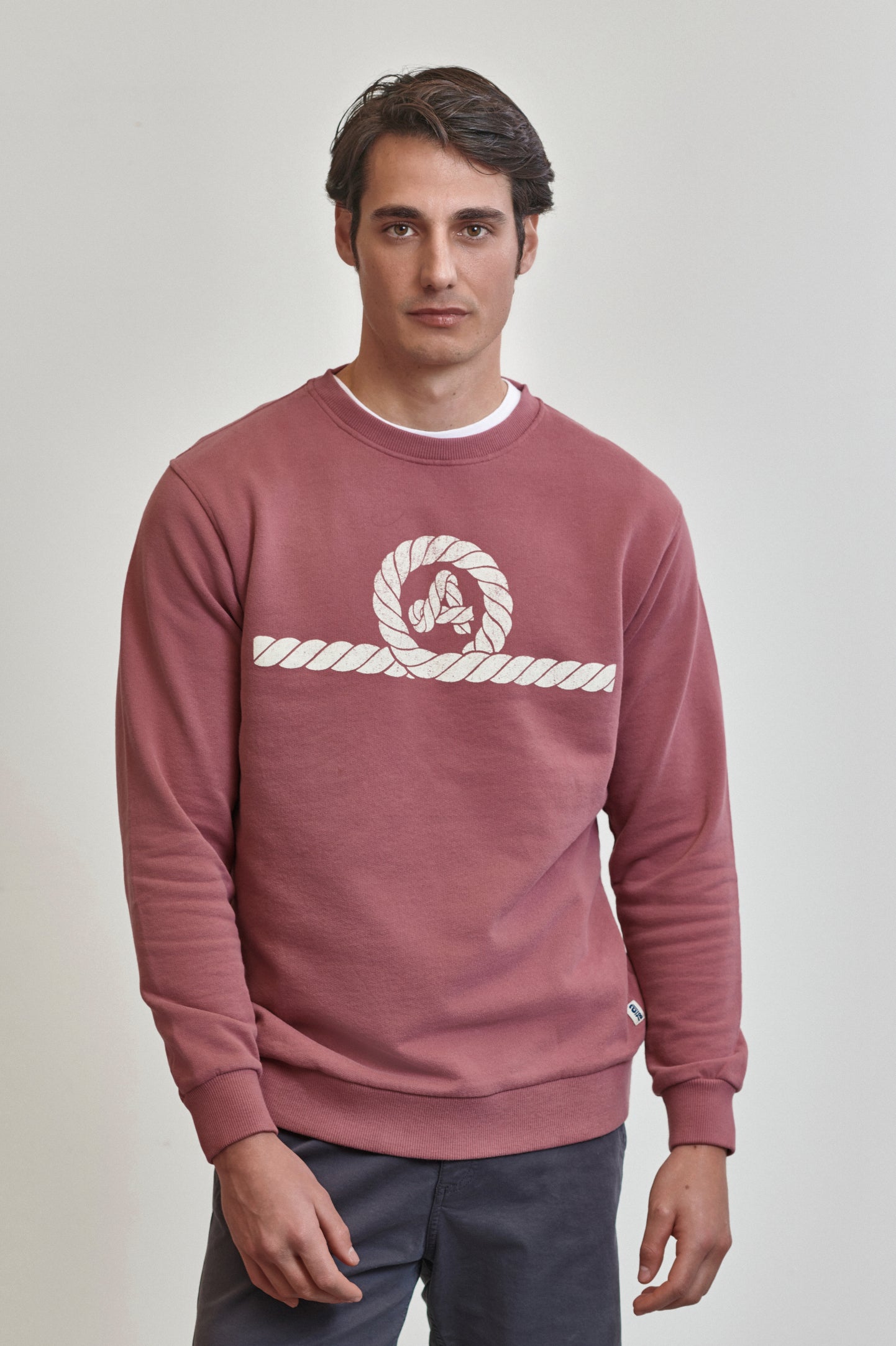 Sudadera Amarras Balandra color granate para hombre, corte amplio y moderno con el logo del cabo en blanco.