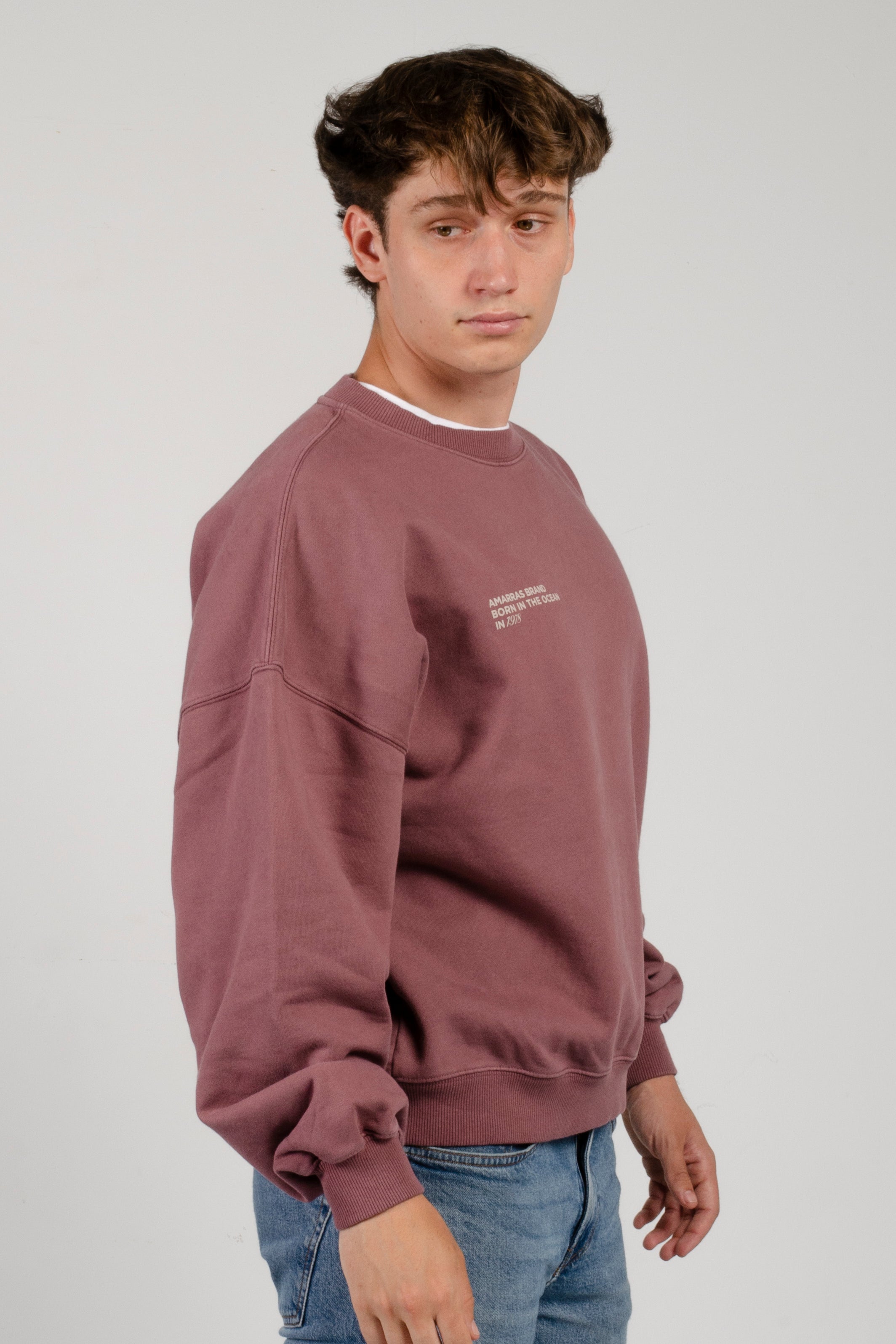 sudadera amarras harbor de hombre en color burgundy lavado con serigrafia en pecho y espalda con corte boxy e inspiración náutica