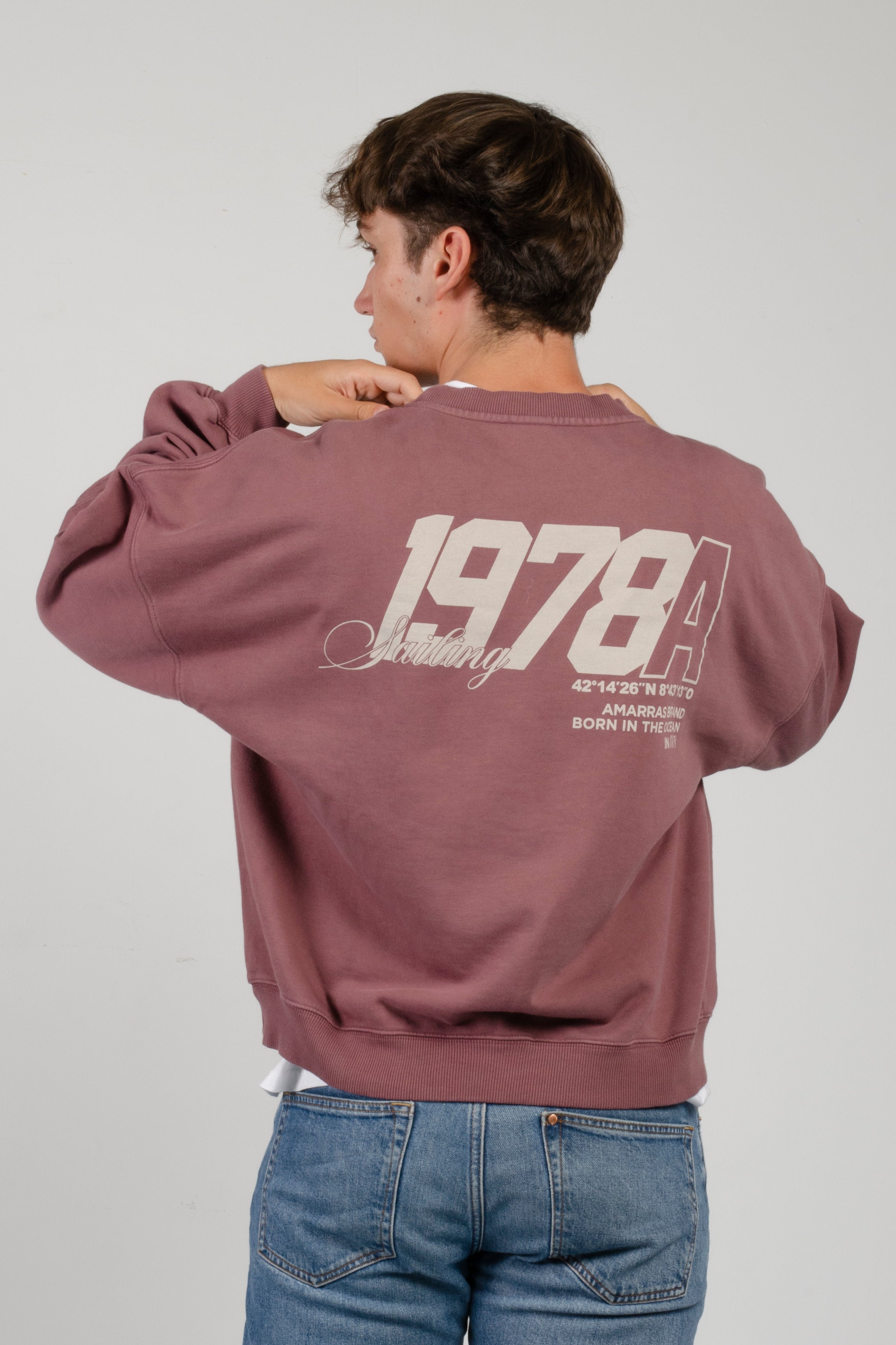 sudadera amarras harbor de hombre en color burgundy y con serigrafia en pecho y espalda y corte boxy