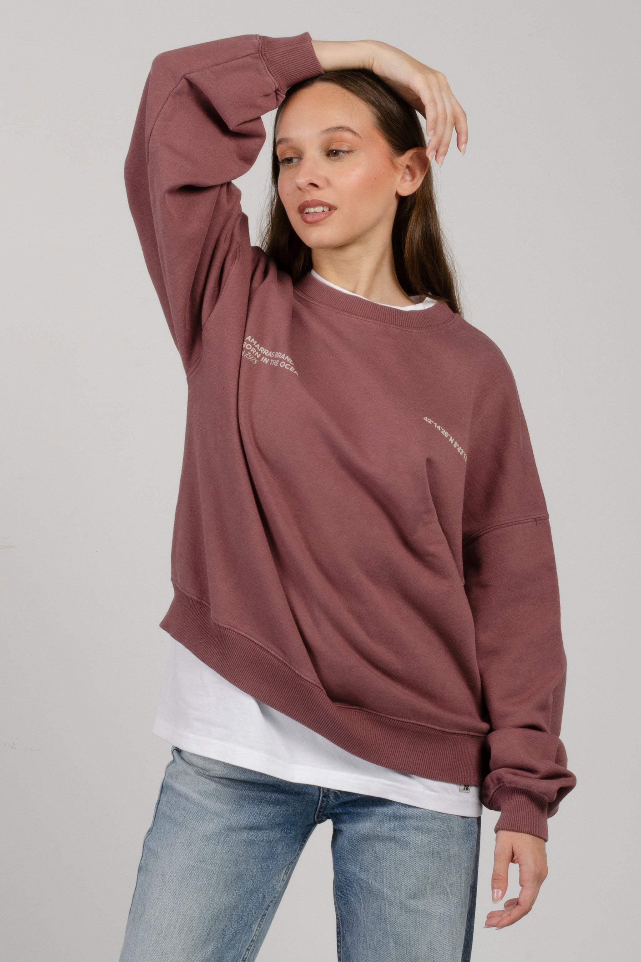 sudadera amarras harbor de mujer en color burgundy con estampado en pecho y espalda con corte boxy