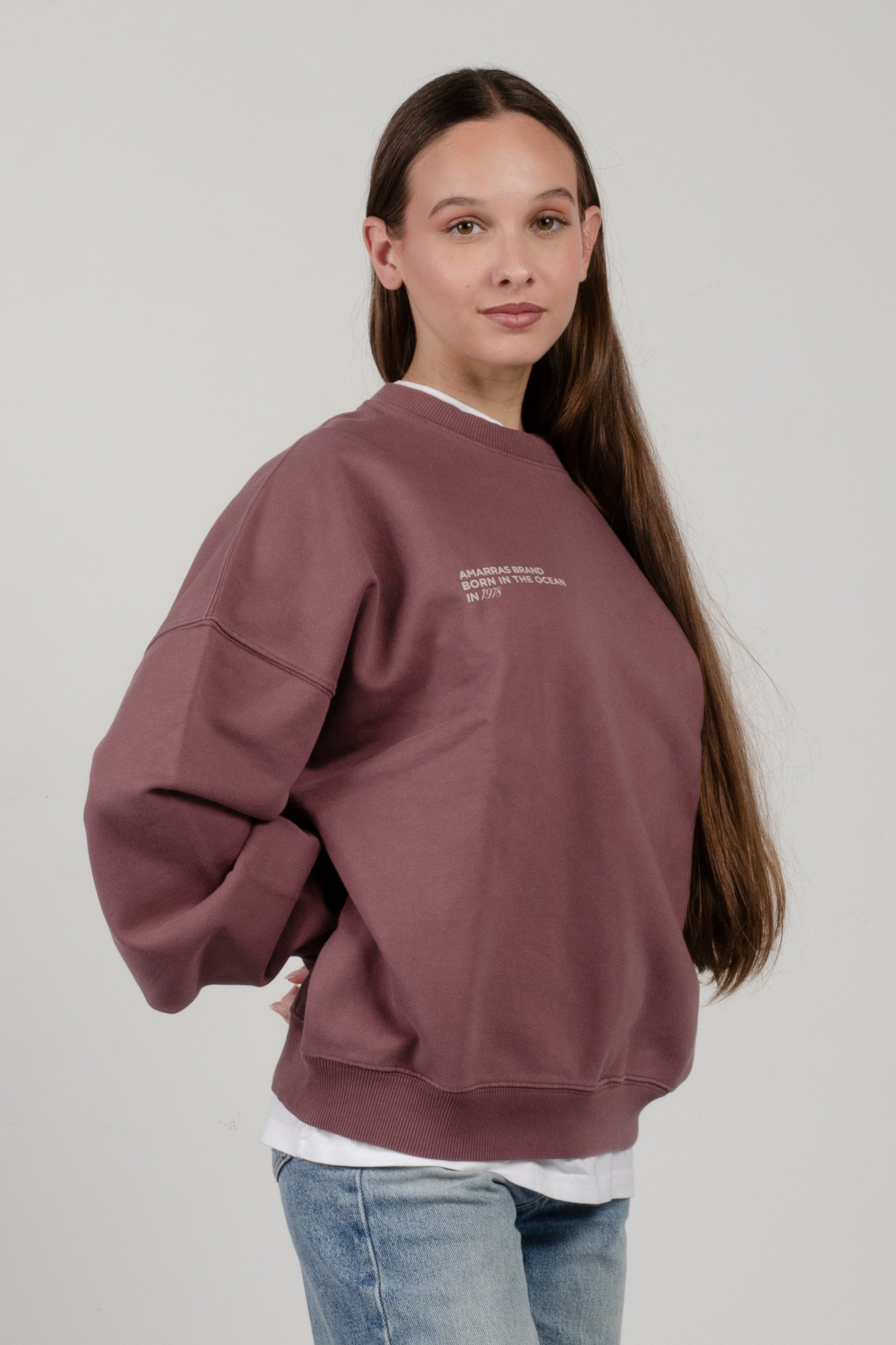 sudadera amarras harbor mujer en color burgundy con estampado en pecho y espalda con corte boxy