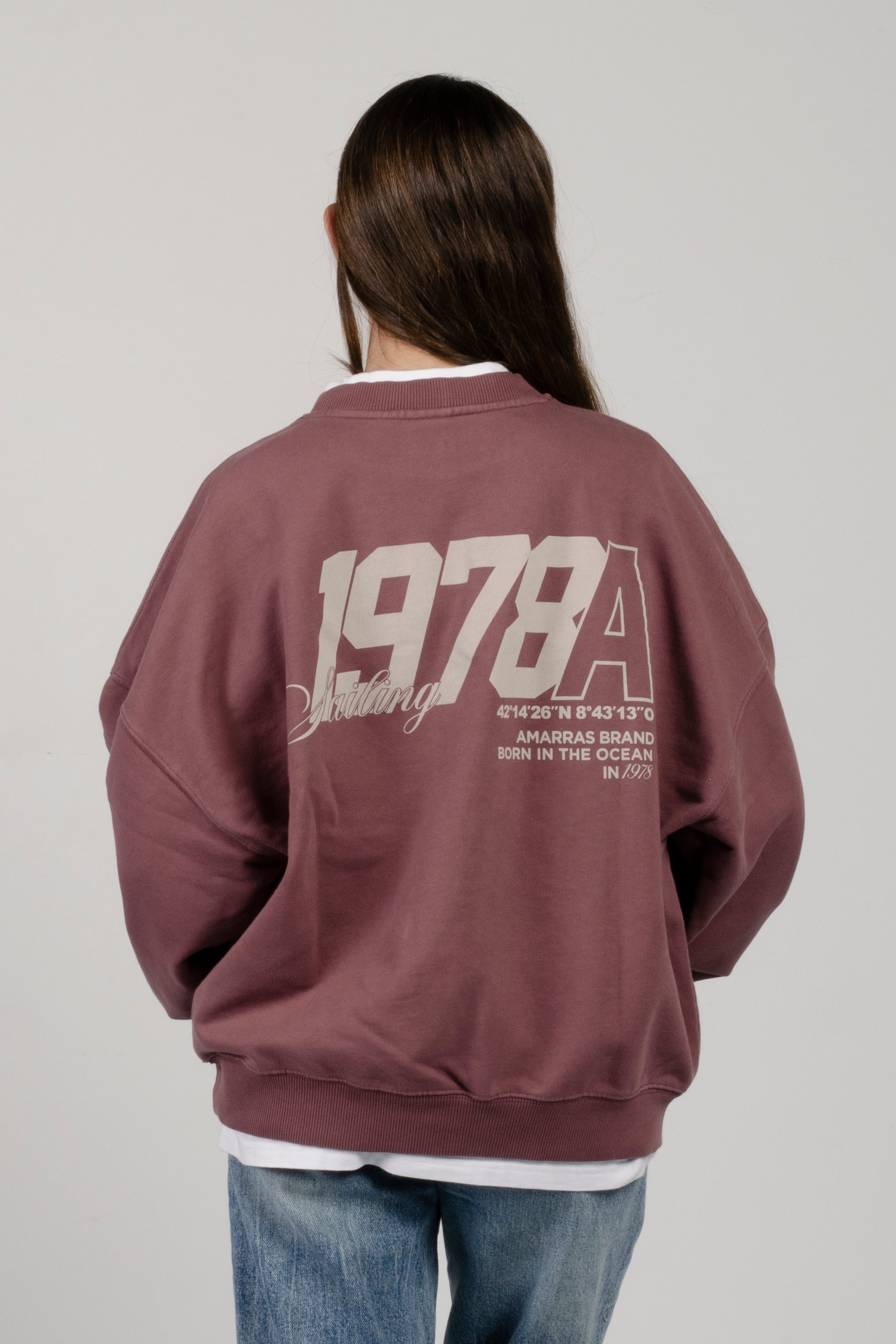 sudadera amarras harbor de mujer en color burgundy con estampado en pecho y espalda con corte boxy