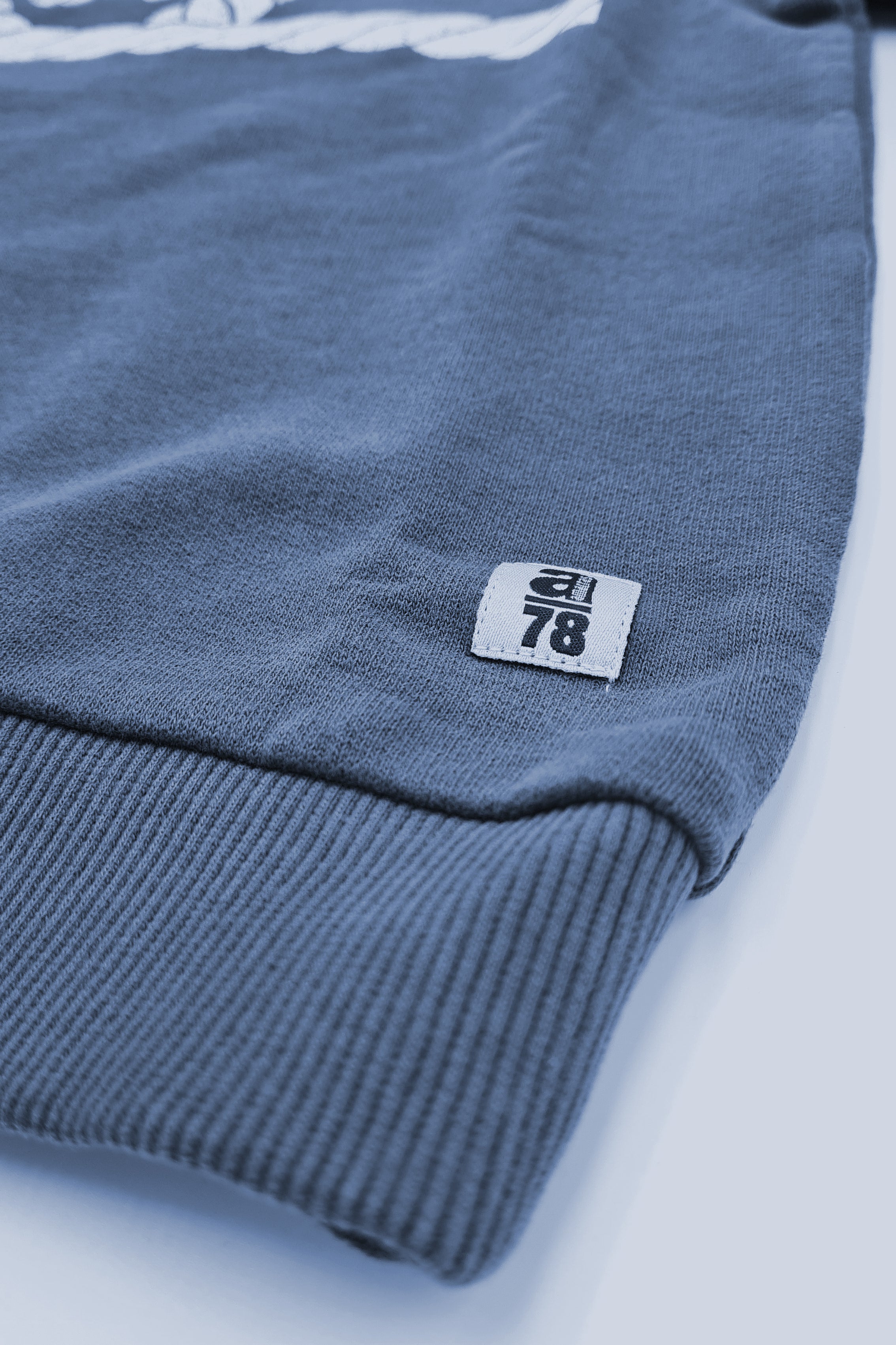 Sudadera azul marino infantil con logo de amarras en la espalda