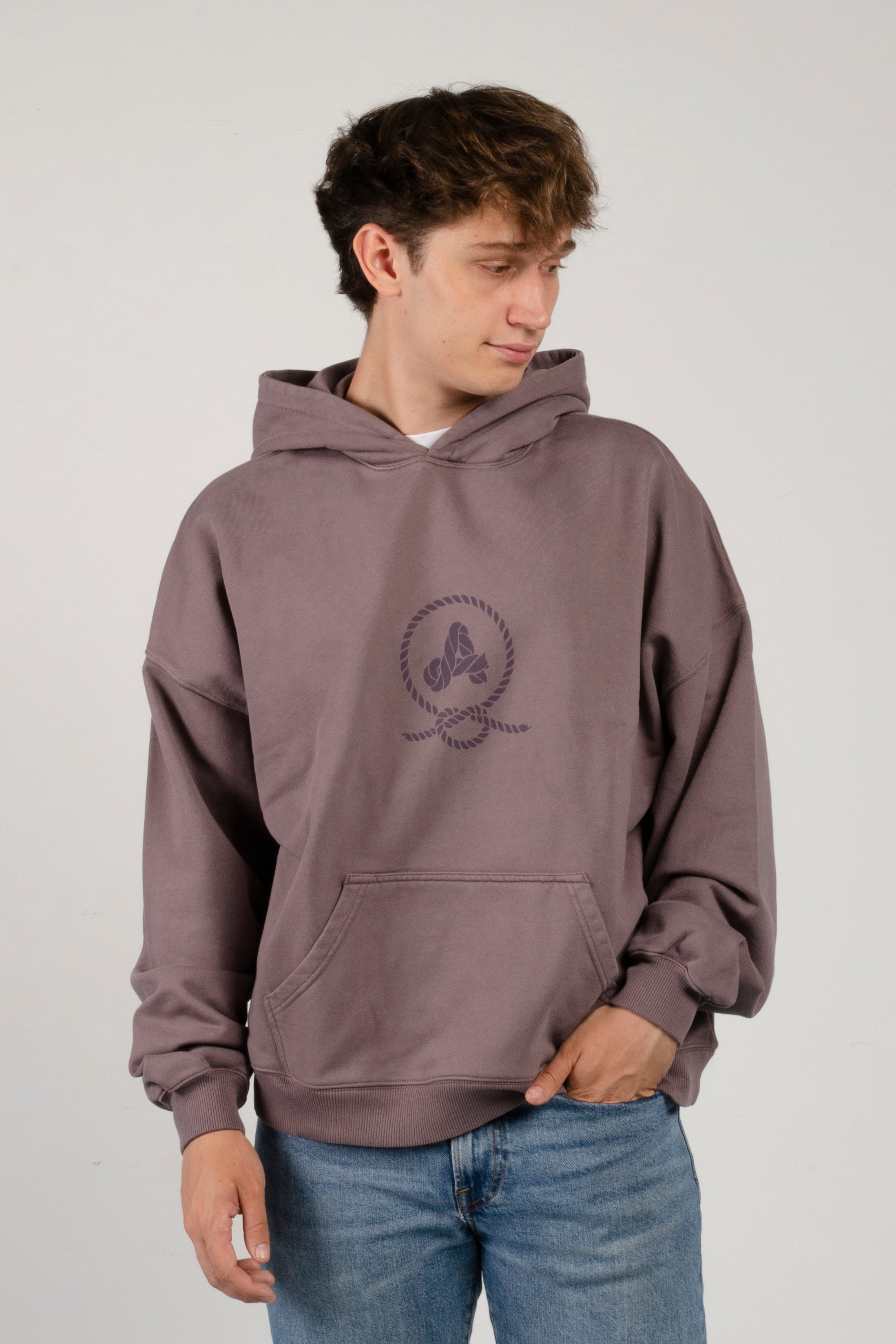 sudadera con capucha amarras lifestyle de hombre en color dusty purple con serigrafia en pecho y espalda y corte boxy