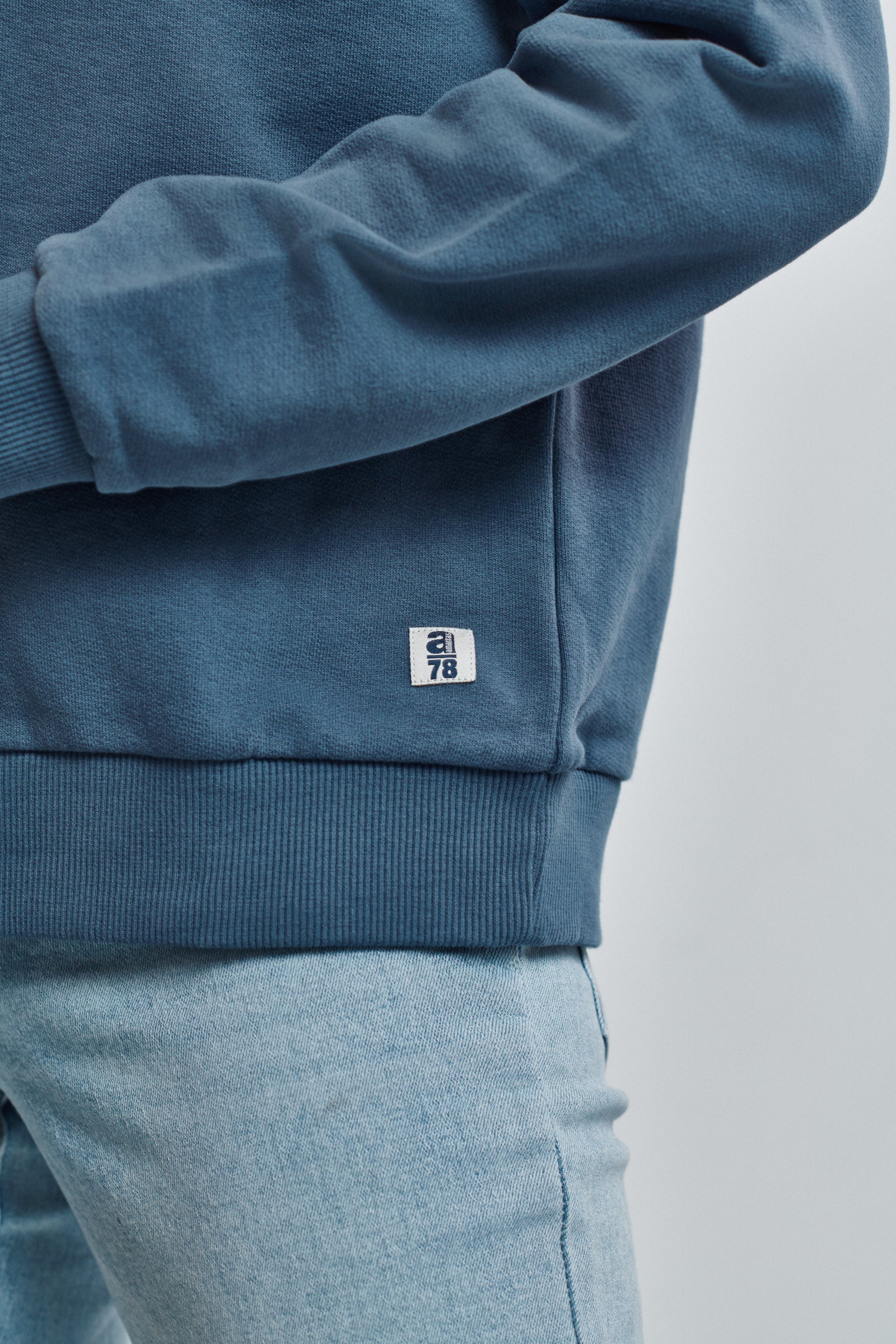 Sudadera azul marino de mujer con logo de amarras en pecho y espalda