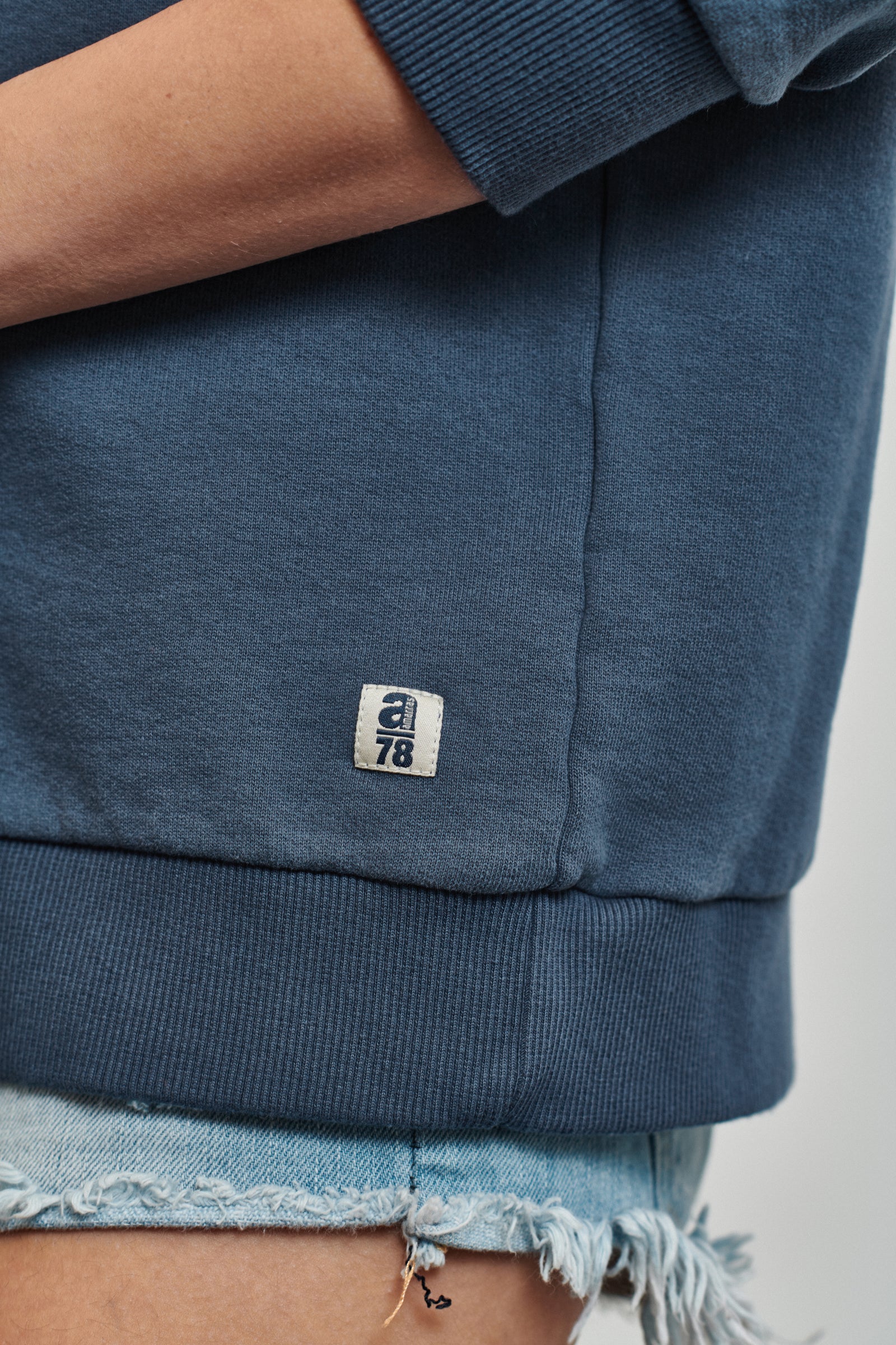 Sudadera Amarras modelo rodas, de mujer con logo en rosa. Detalle de etiqueta 1978