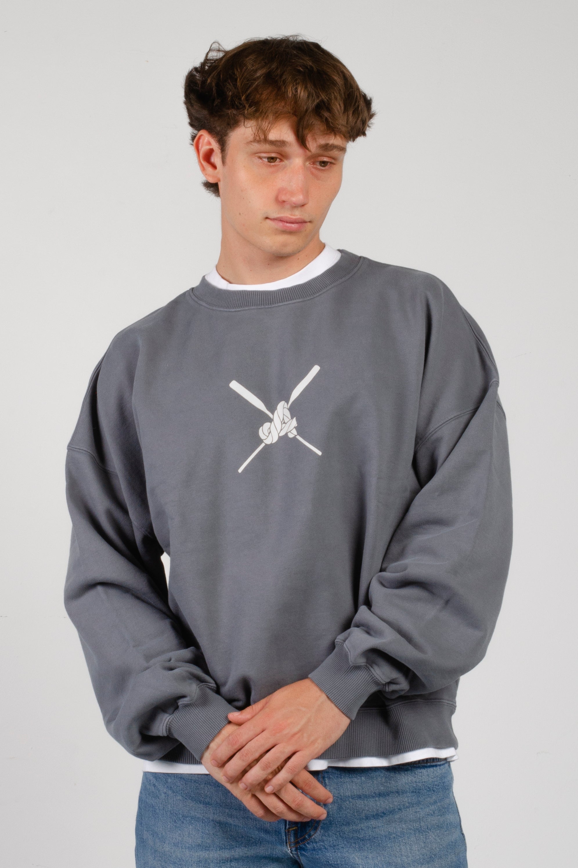 sudadera amarras santa marta de hombre en color gris oscuro con serigrafia en pecho y esplada con corte boxy e inspiración náutica