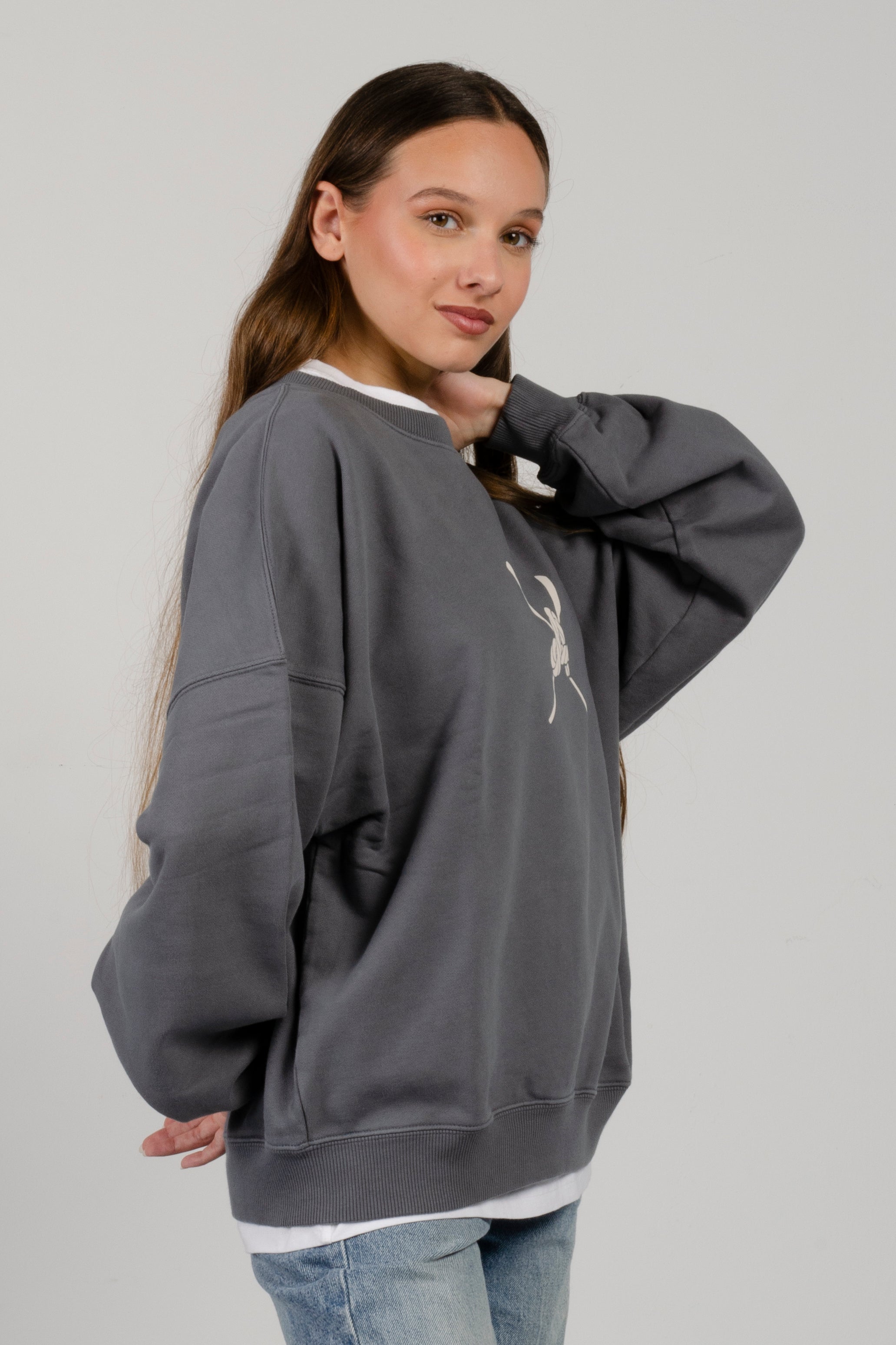 sudadera amarras santa marta de mujer en color gris con estampado en pecho y espalda con corte boxy