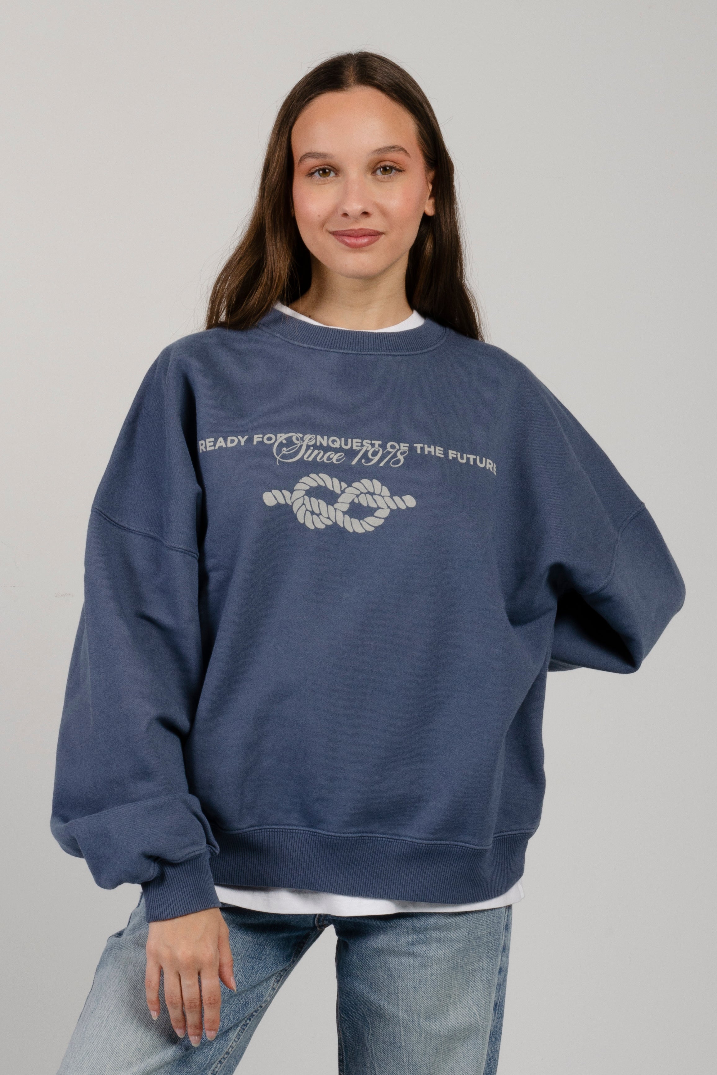 Sudadera Arrecife de Amarras, diseño boxy y unisex en color azul océano, con logo central Since 1978 y corte oversize de la colección New Generation