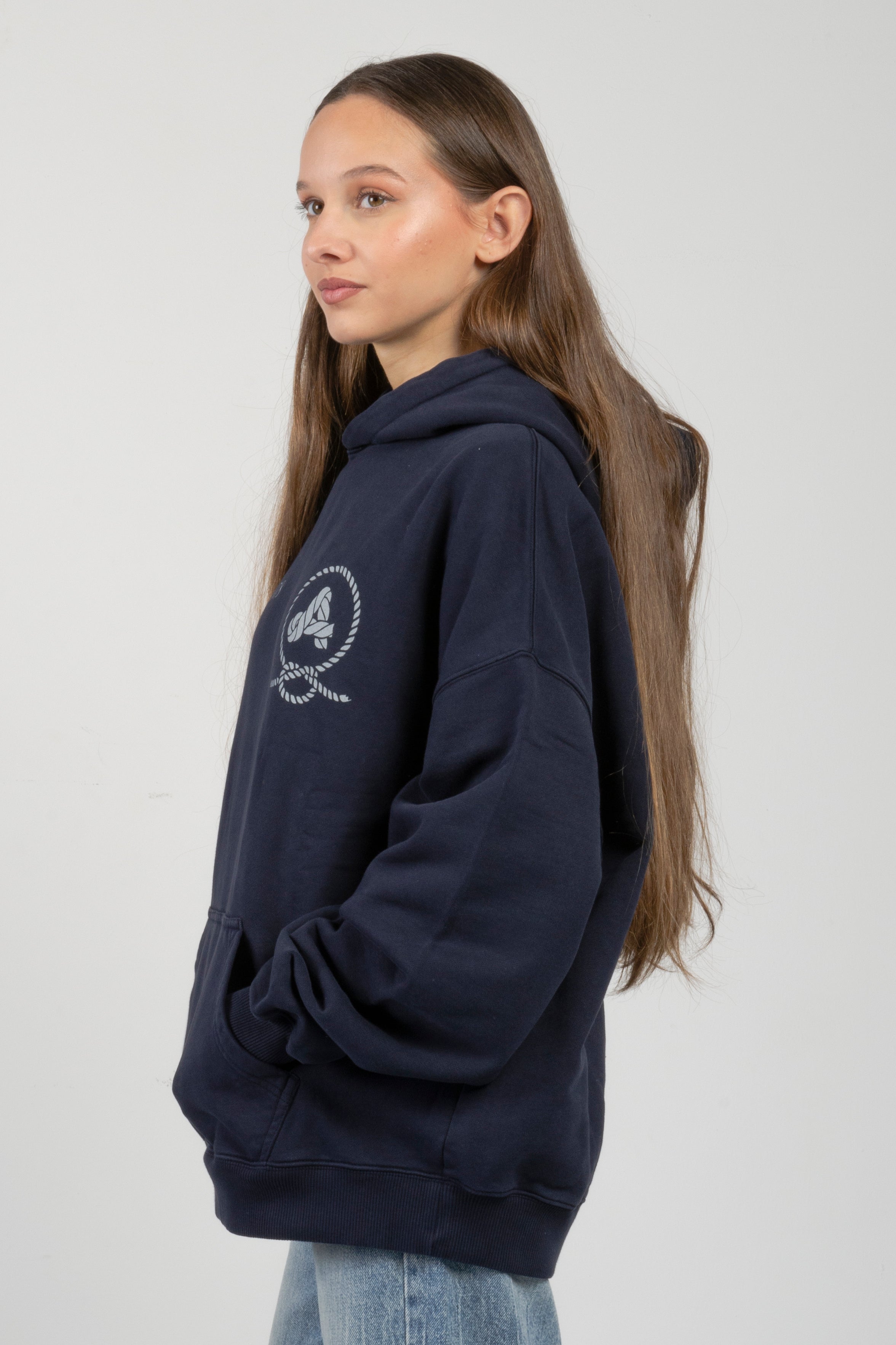 sudadera con capucha amarras seaport de mujer en color azul marino con estampado en pecho y corte boxy