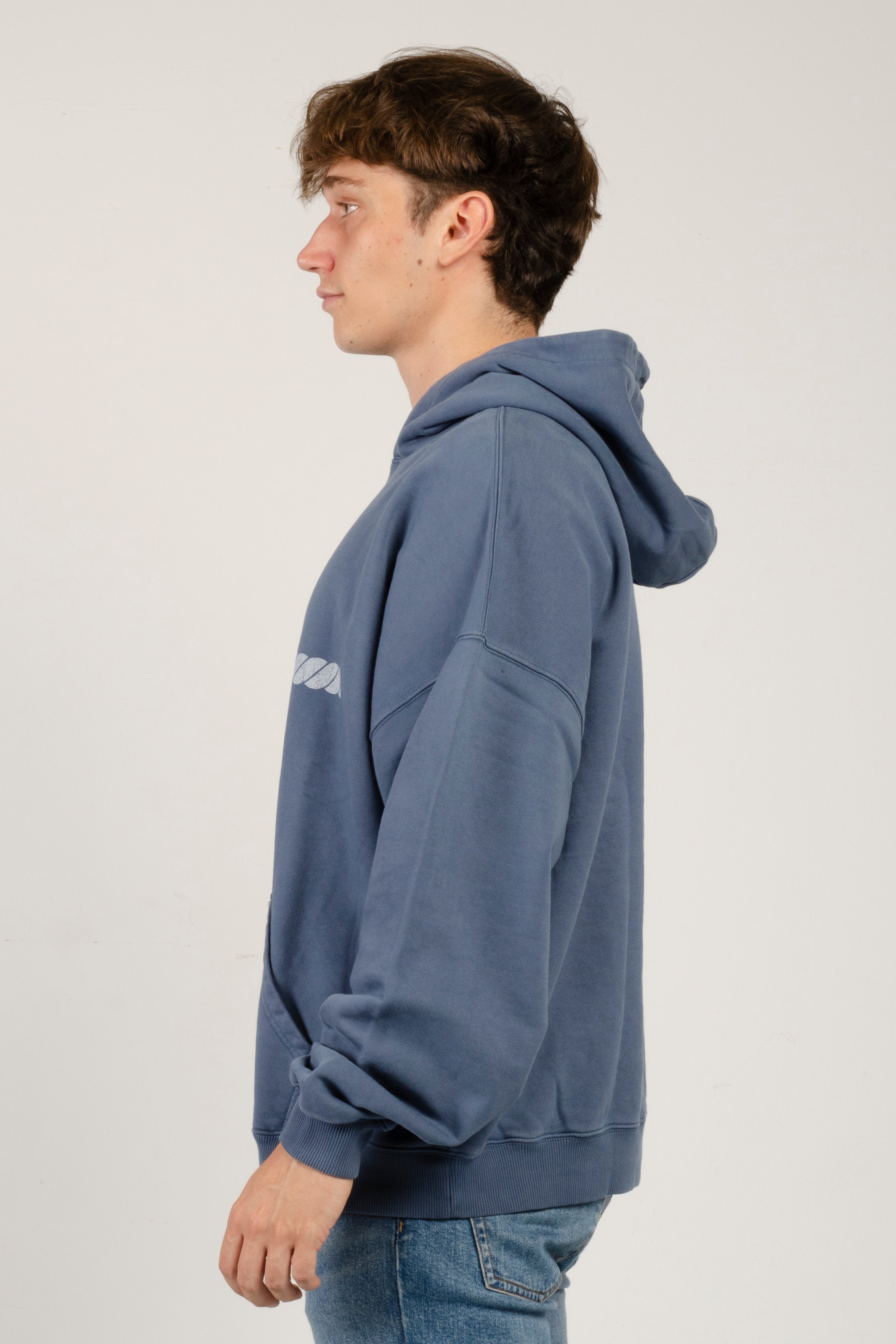 sudadera con capucha amarras waterfront de hombre en color azul marino y con serigrafia en pecho y corte boxy