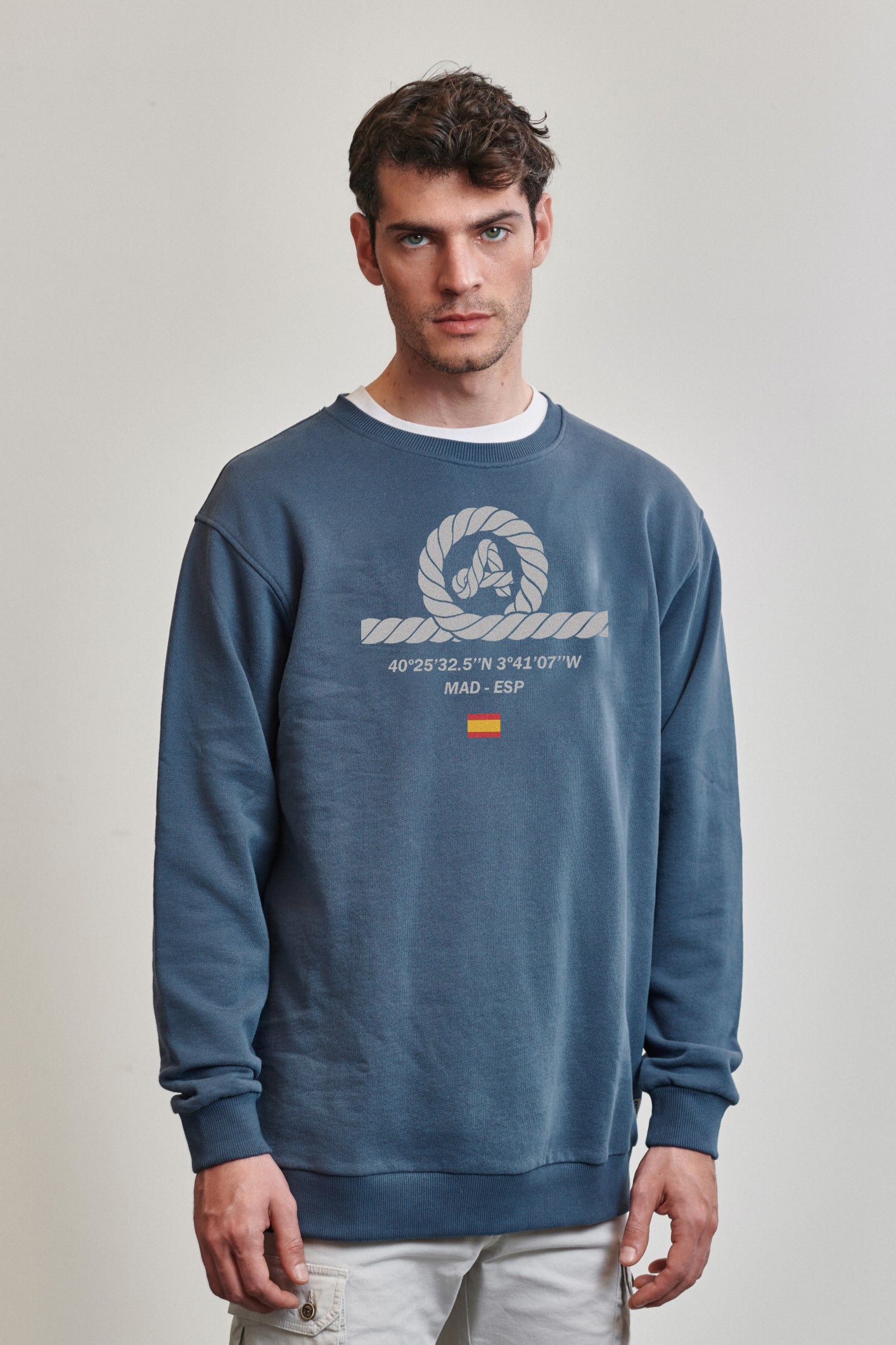 sudadera hombre amarras sailcup color azul marino con logo y bandera de españa delantera