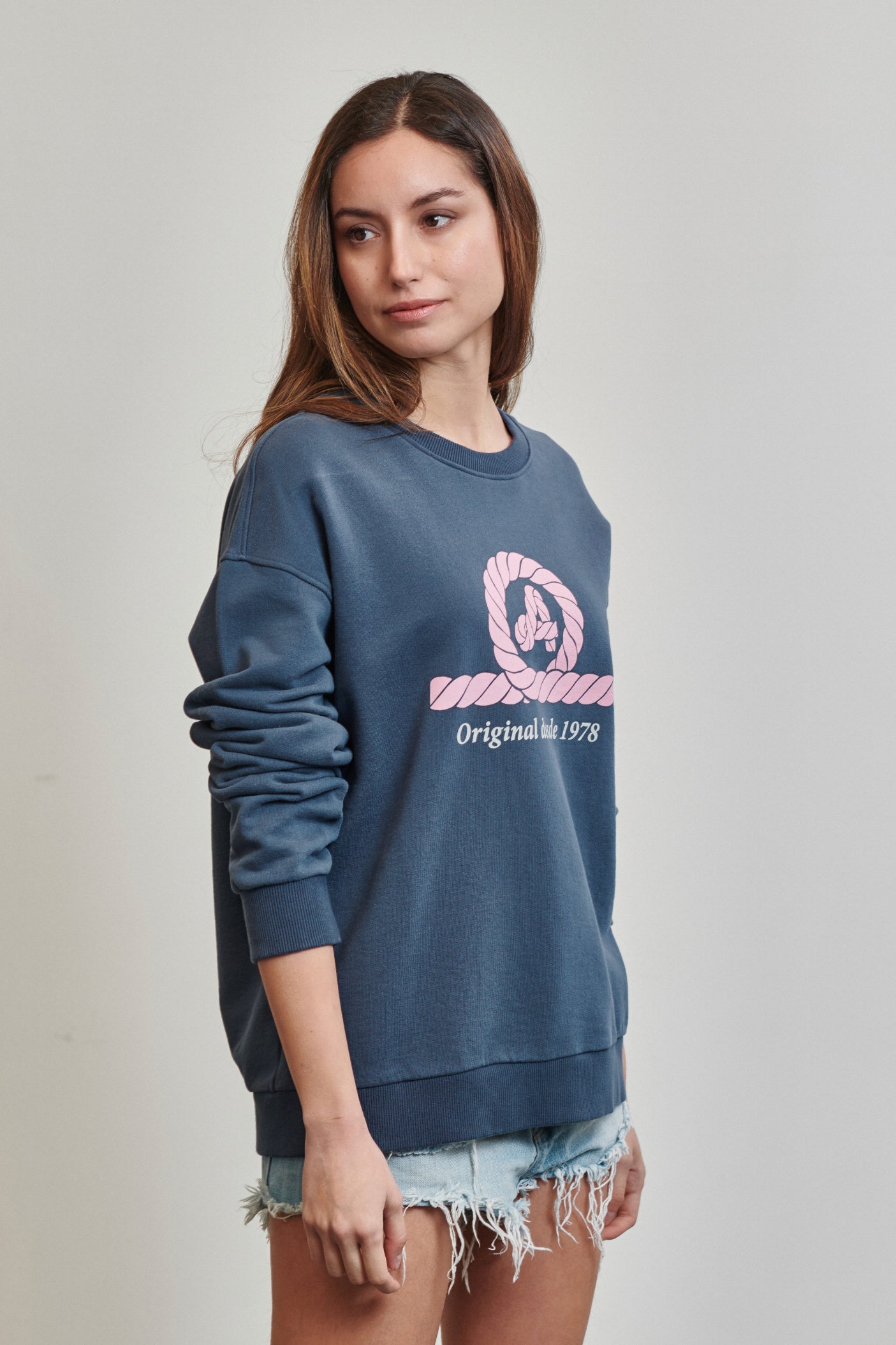Sudadera Náutica Amarras de mujer modelo rodas Color azul marino con logo en rosa y 1978