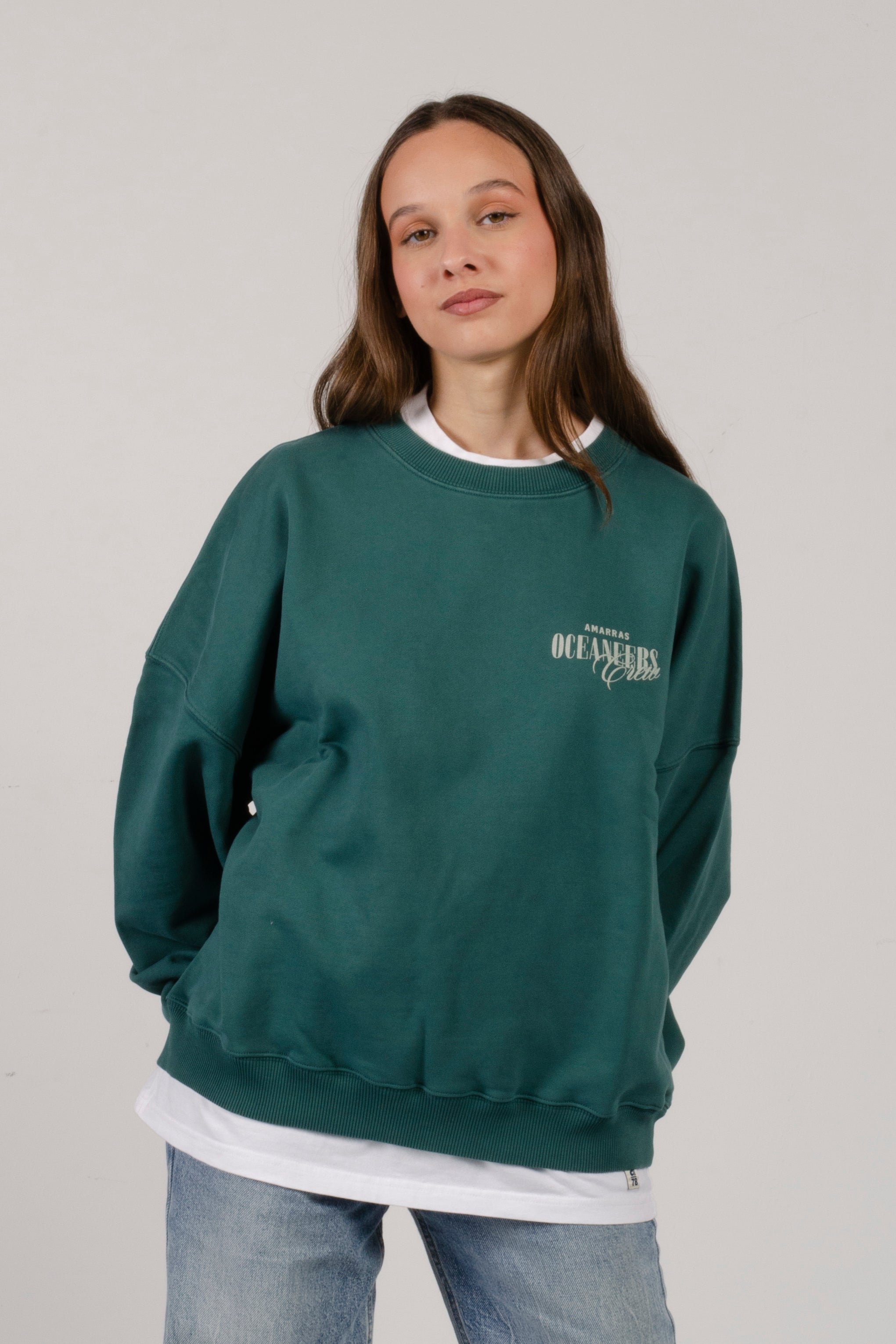 Sudadera Pier 17 de Amarras, diseño boxy y unisex en color verde bosque, con logo central Oceaneers Crew y corte oversize de la colección New Generation.