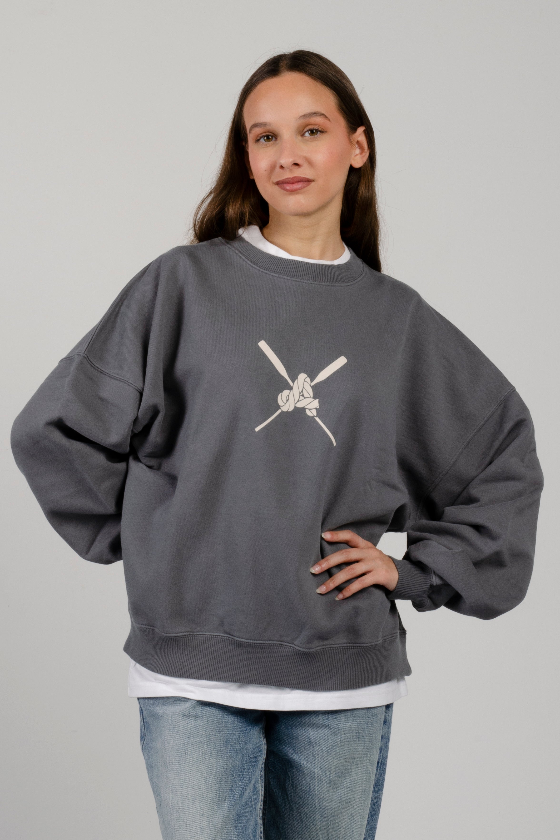 Sudadera Santa Marta de Amarras en color gris oscuro con gráfico central de remos cruzados y nudo marinero, estilo New Generation.