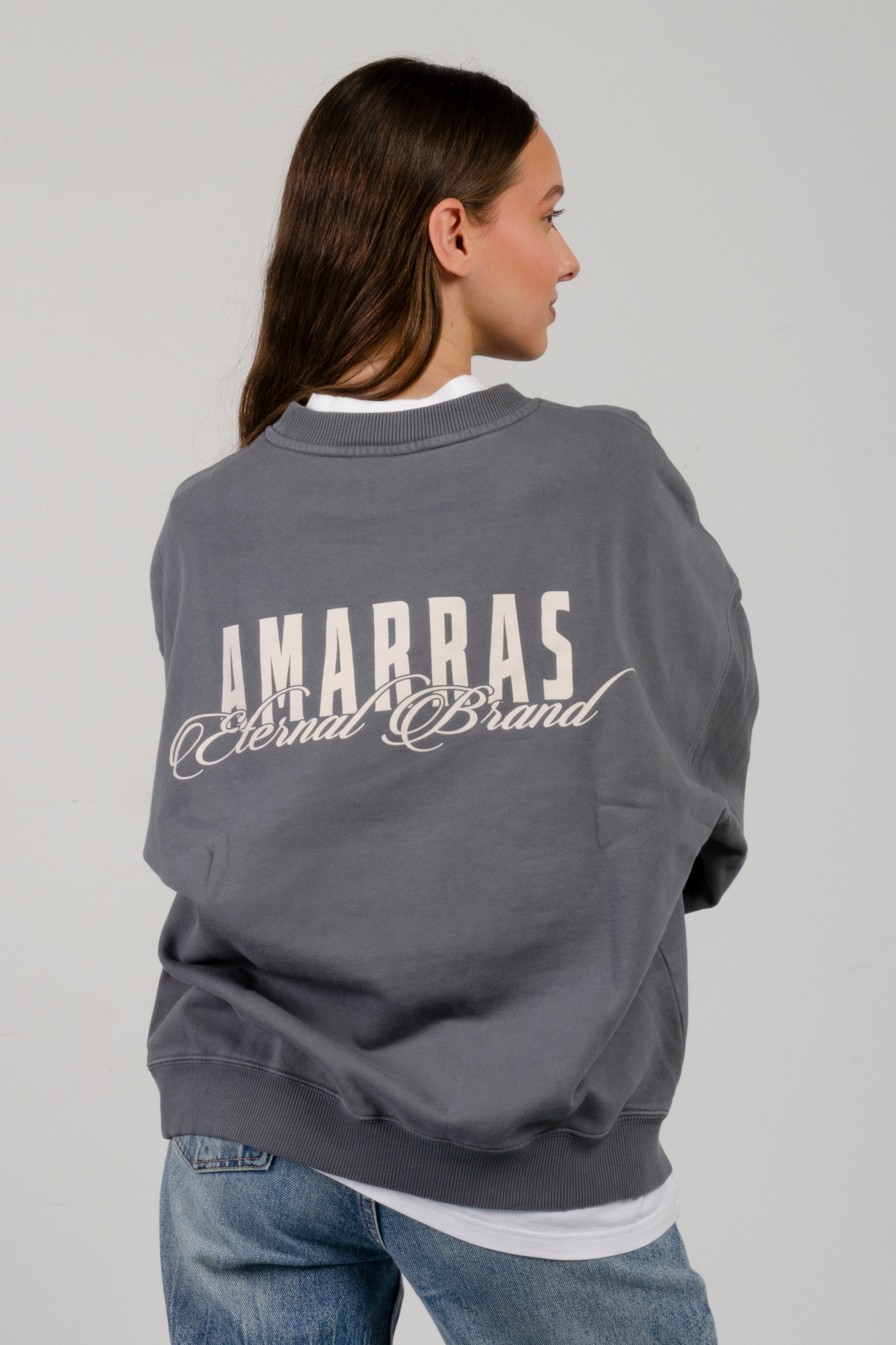 Detalle trasero de la sudadera Santa Marta con el texto Amarras Eternal Brand en serigrafía de alta calidad.