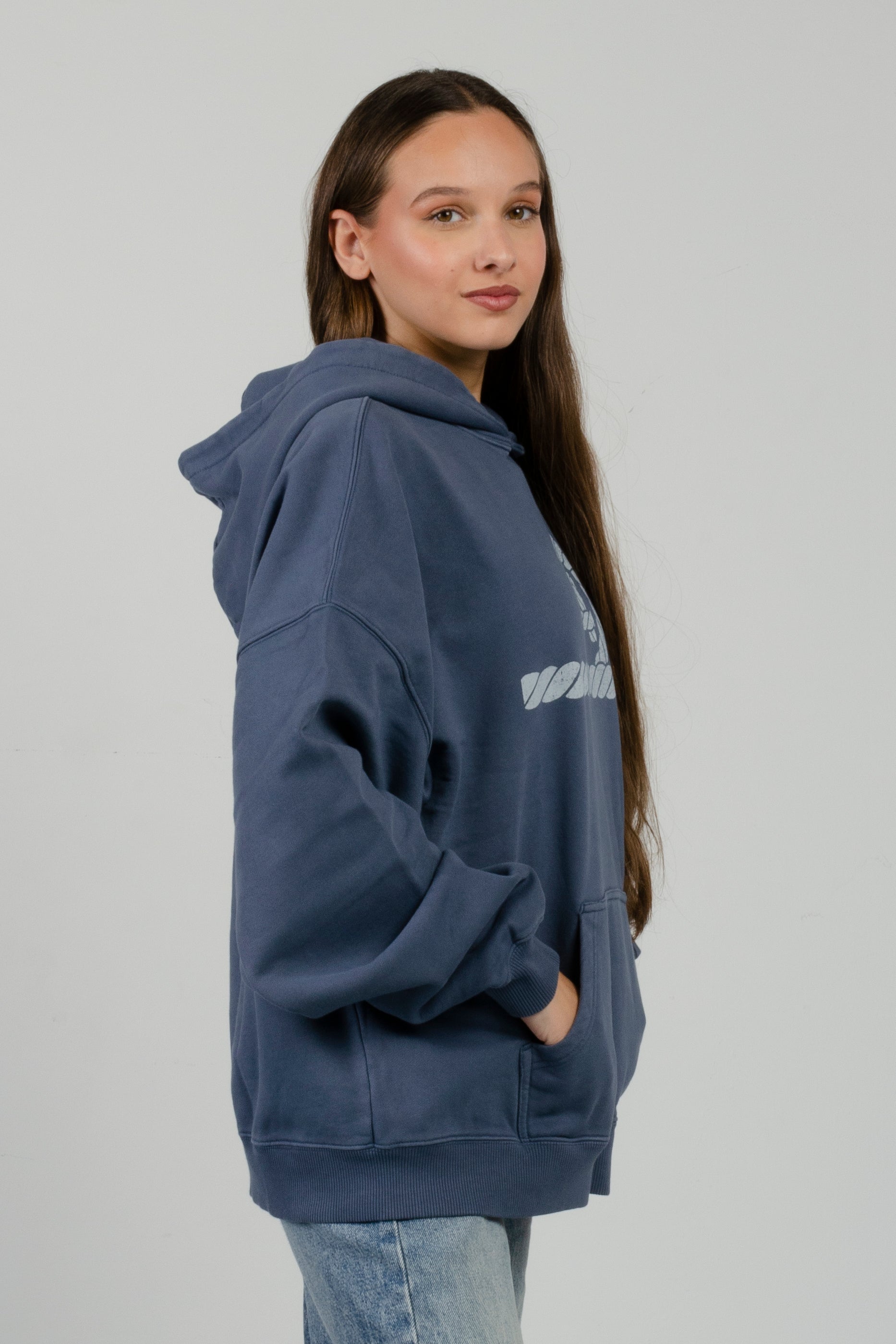 sudadera con capucha amarras waterfront en color azul marino con estampado en pecho y corte boxy