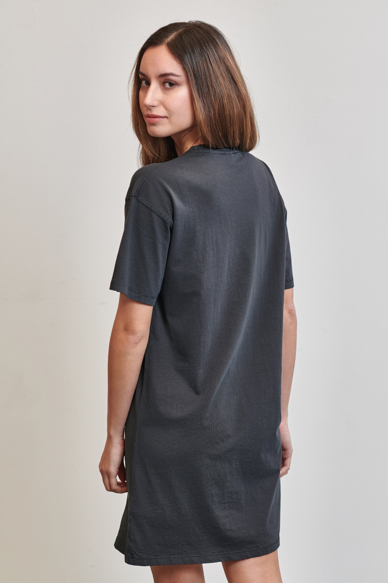 vestido de moda amarras cayolargo de mujer de algodón en color gris antracita con logotipo en pecho