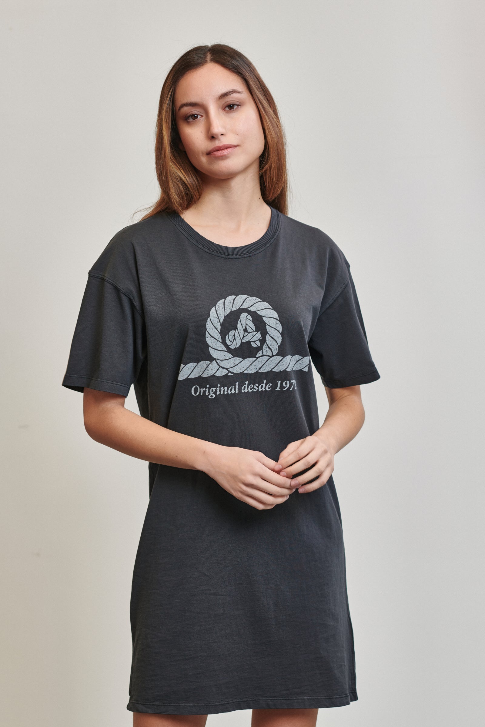 vestido de moda amarras cayolargo de mujer de algodón en color gris antracita y logotipo estampado en el pecho