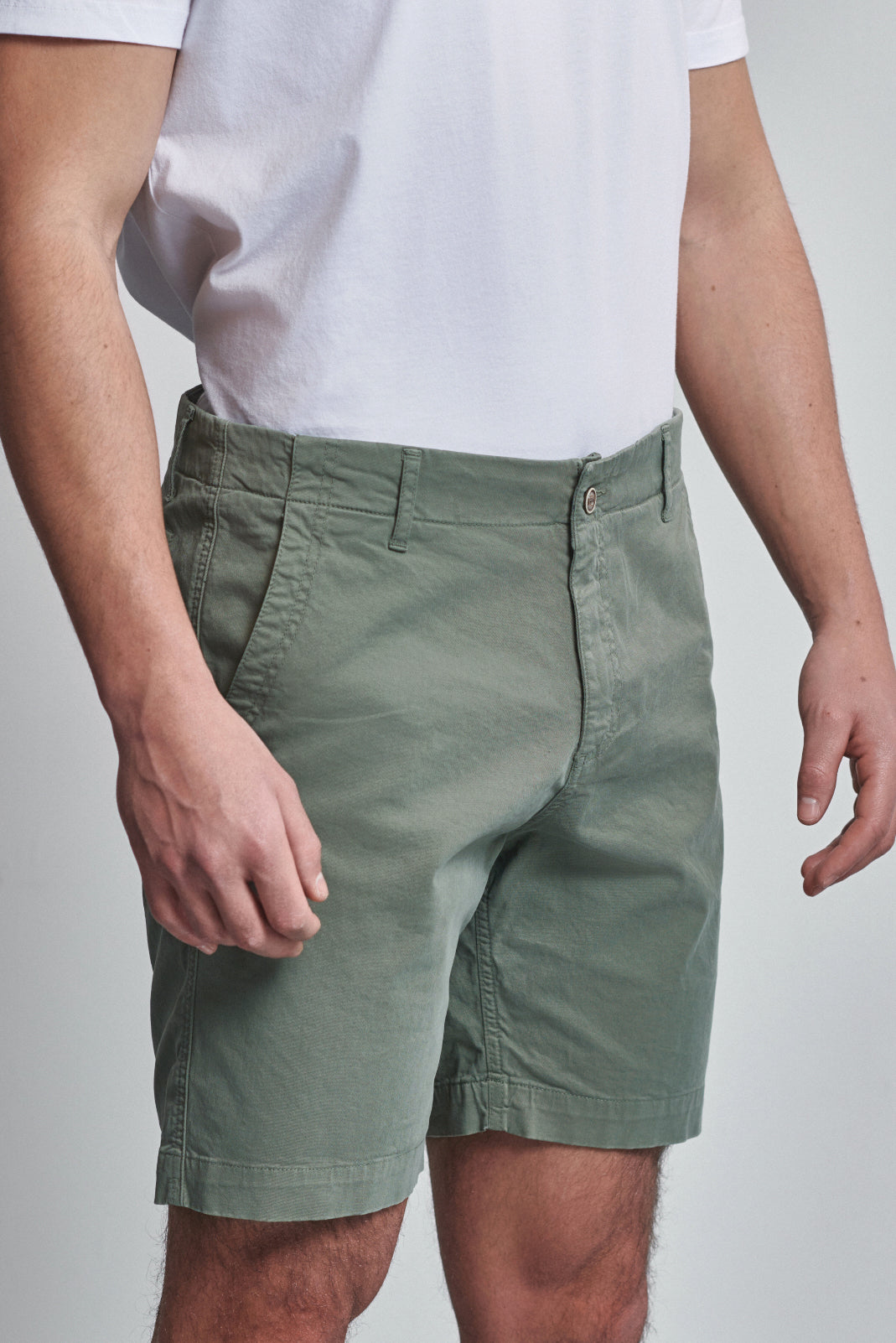 bermuda de moda amarras stay de hombre en color verde khaki con patrón clásico