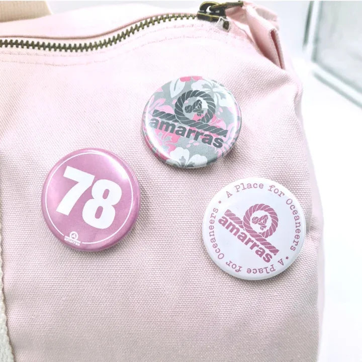 Bolsa tipo duffle de lona rosa con asas de algodón crudo y logotipo clásico de Amarras. Incluye 3 chapas.